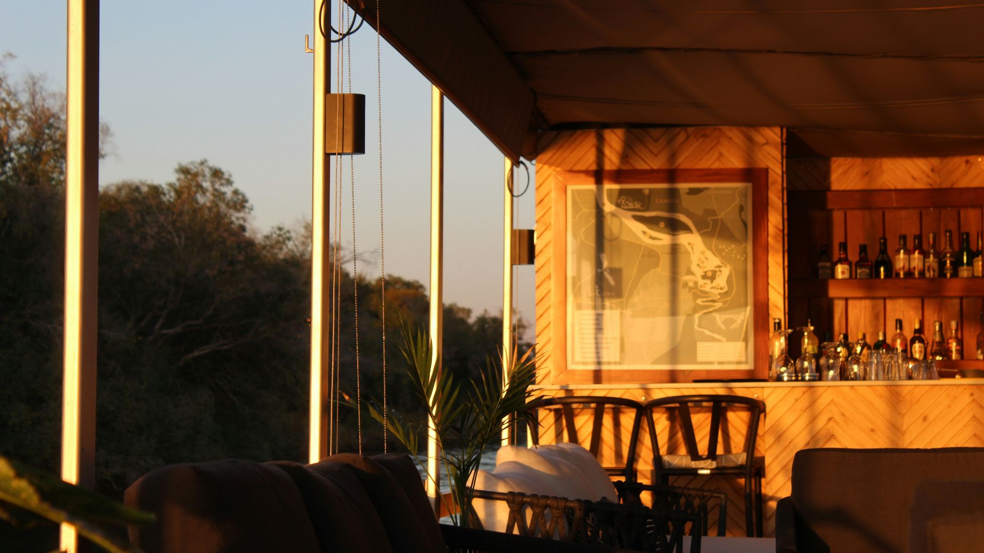 A patio with chairs and a bar in the background