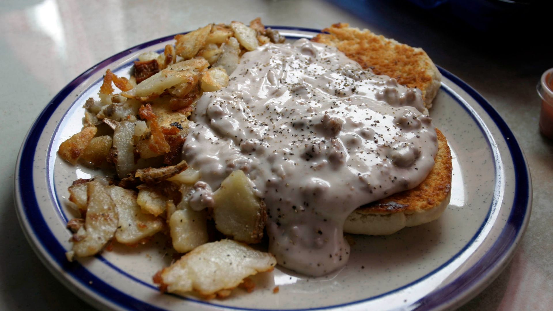 File:Biscuits-and-gravy.jpg