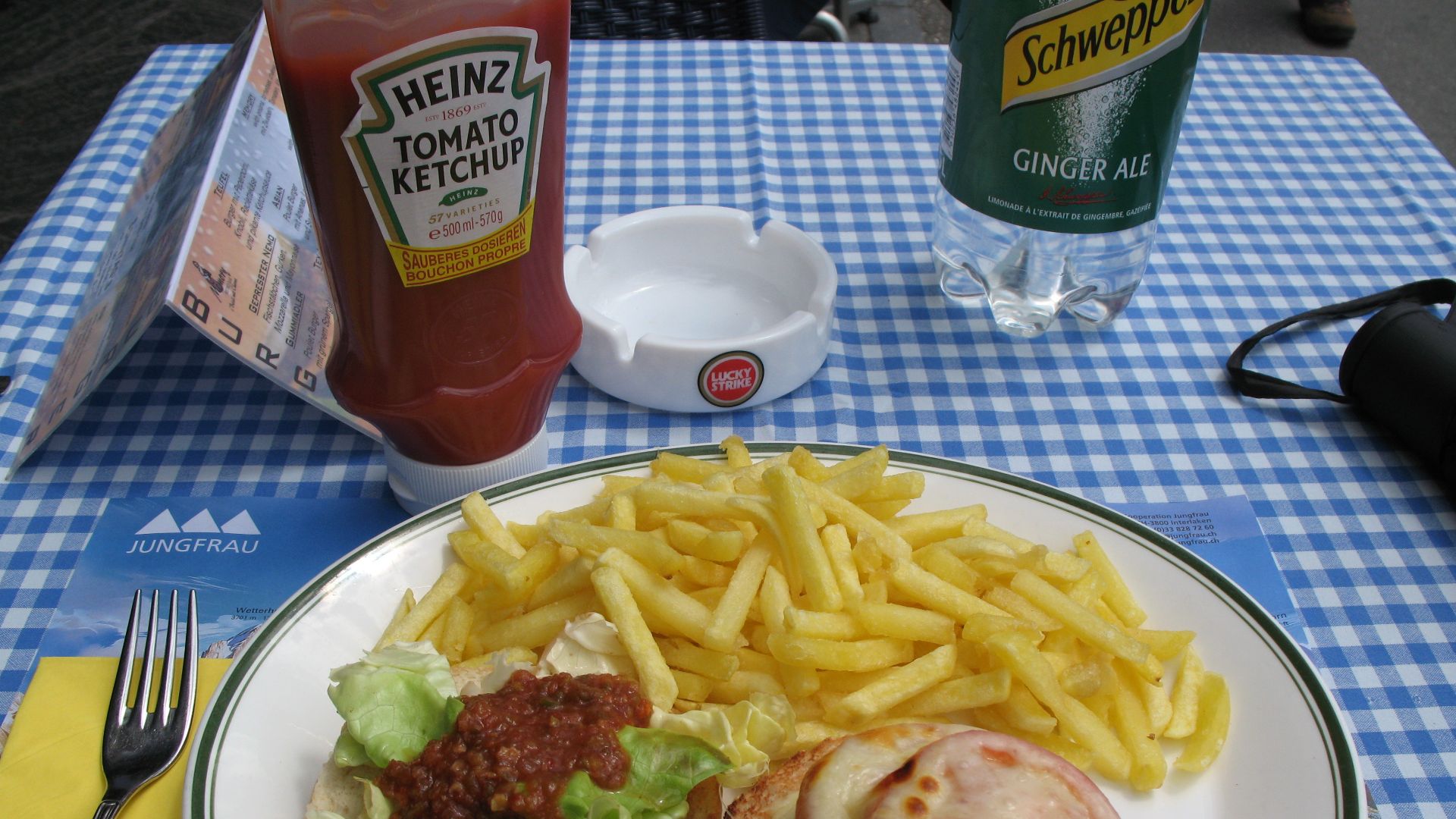 File:Hamburger mit pommes frites - Grindelwald, Schweiz.jpg