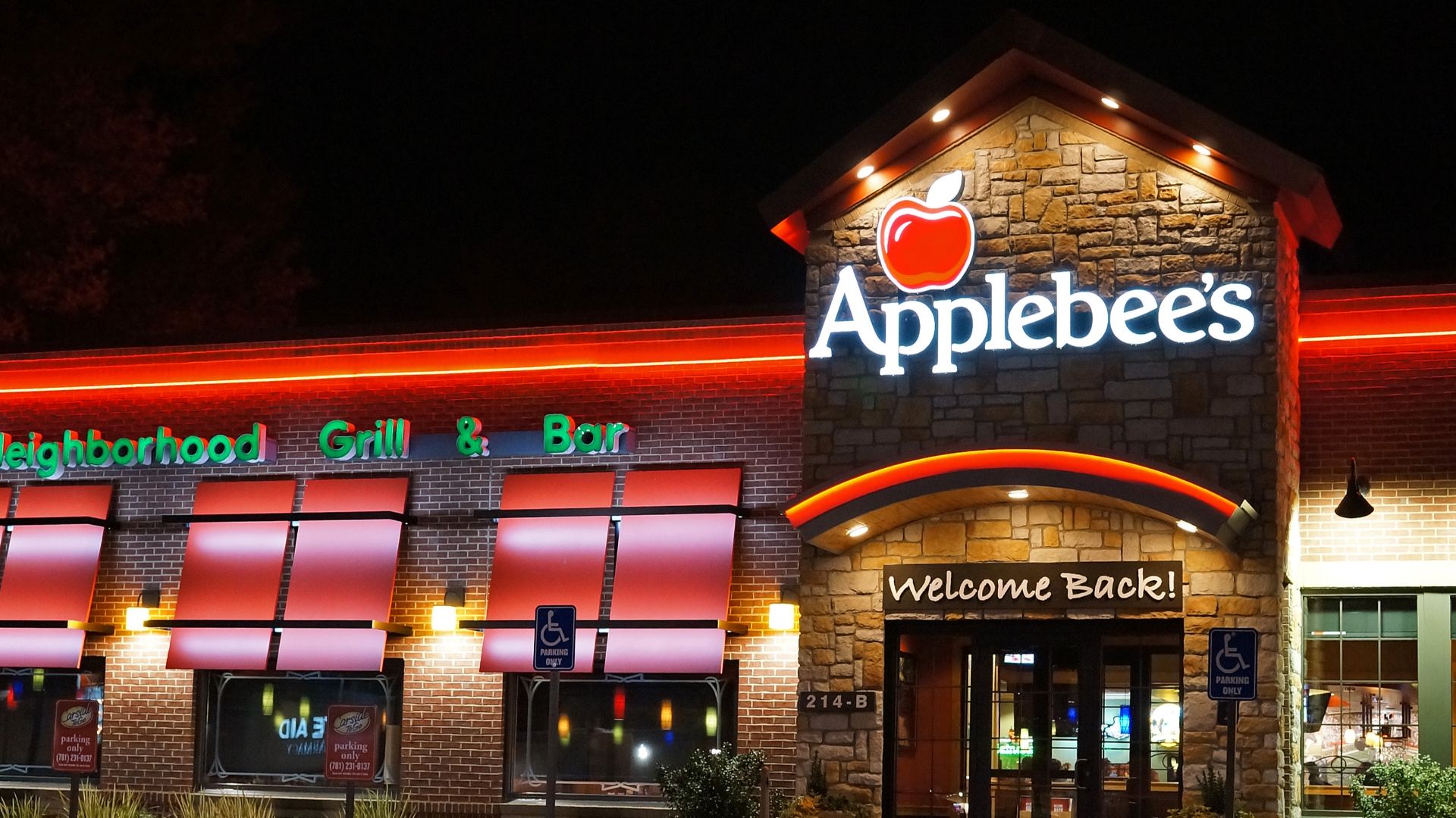File:Applebee's night view.jpg
