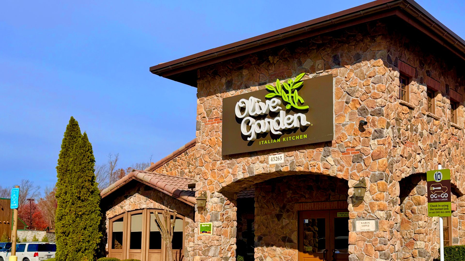 File:An Olive Garden restaurant in California, Maryland.jpg