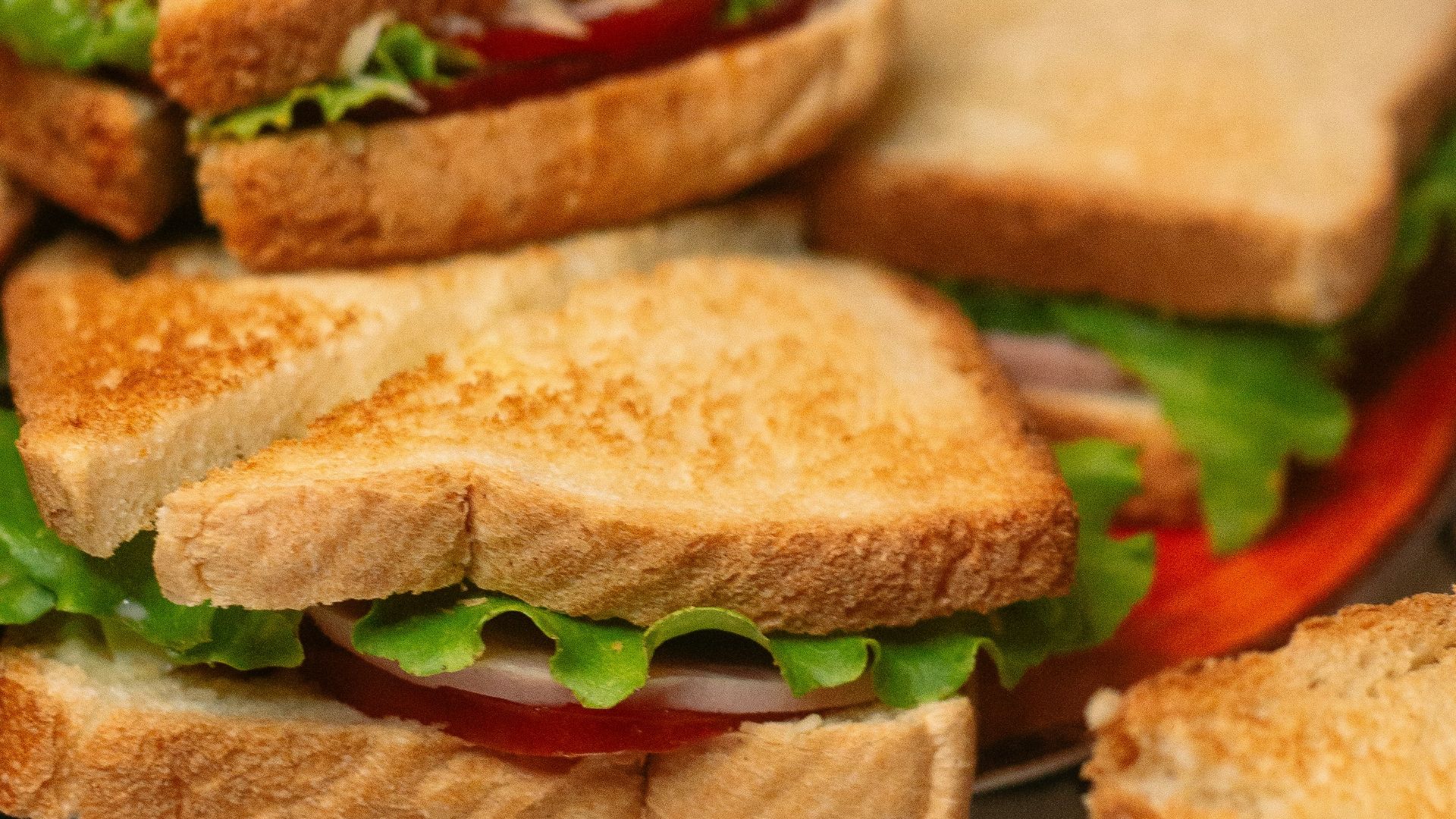 burger with lettuce and tomato