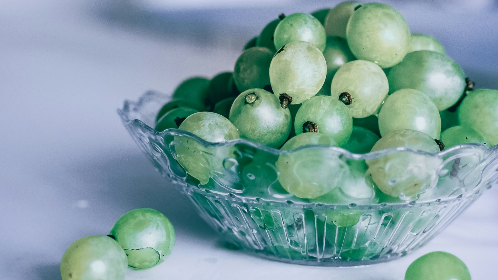 bowl of green grapes