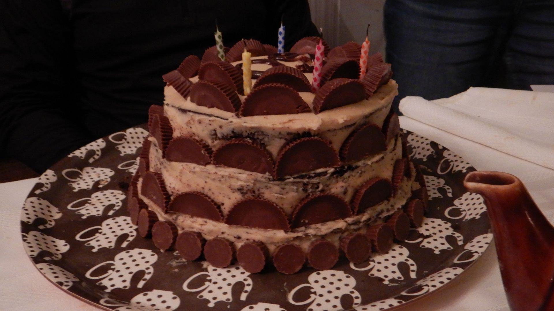 File:Peanut butter chocolate cake decoraded with Reese's (49081993628).jpg