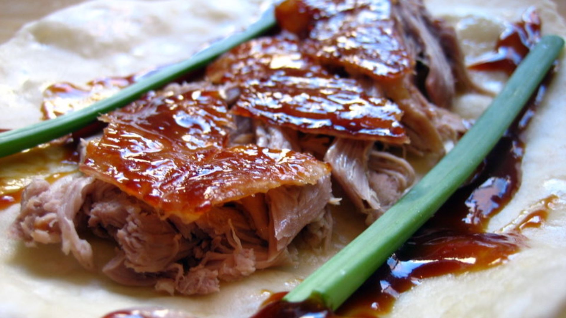 File:Peking duck wrap 1.jpg