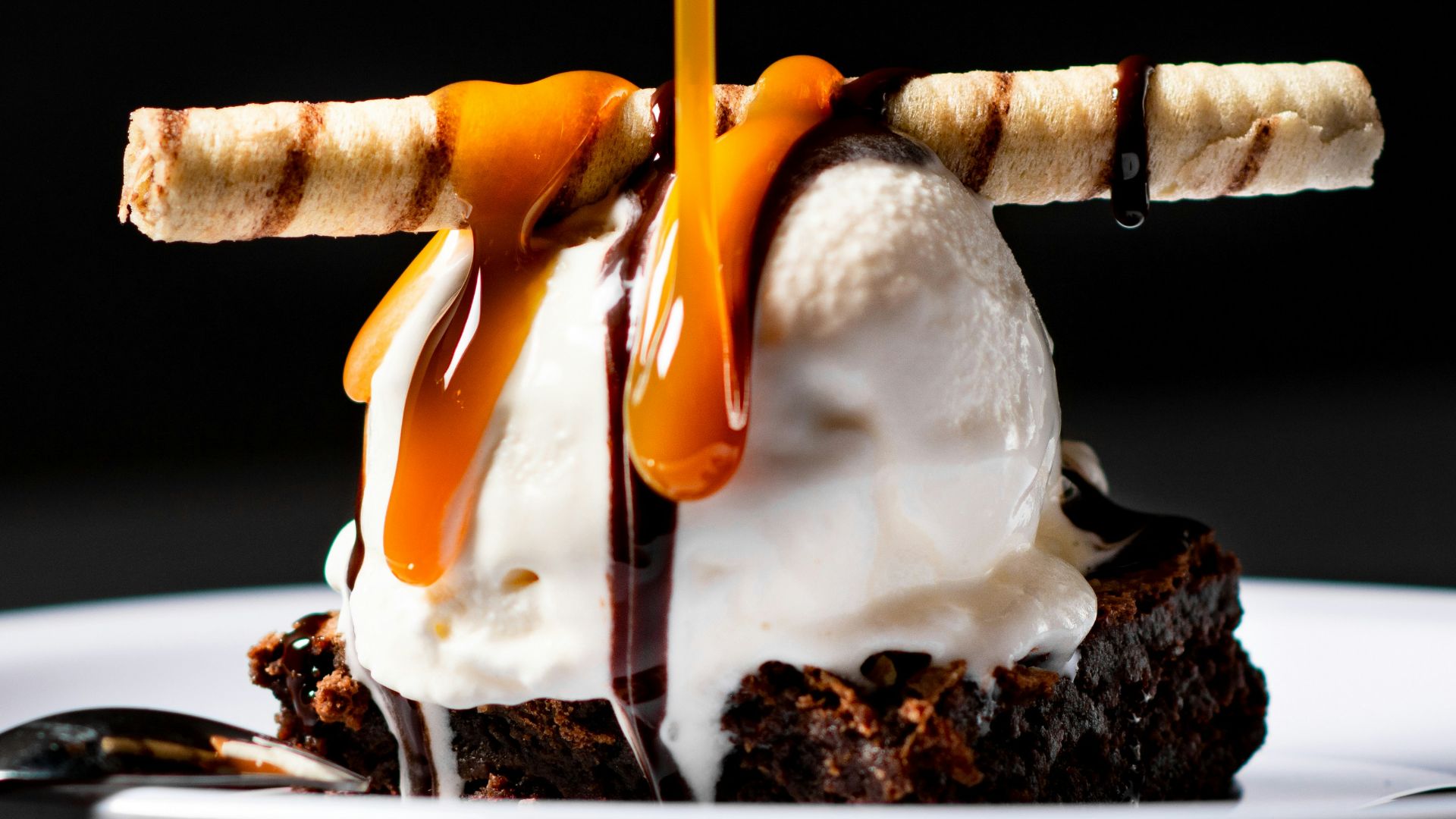 white ice cream on brown cookie