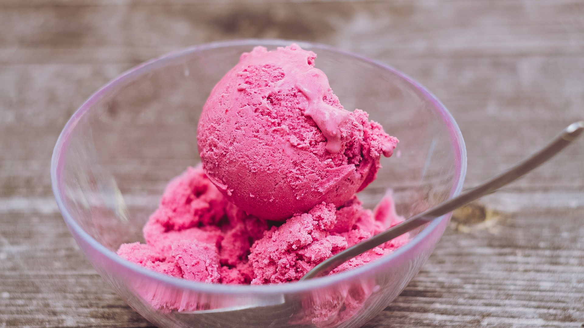 strawberry ice cream in clear glass bowl