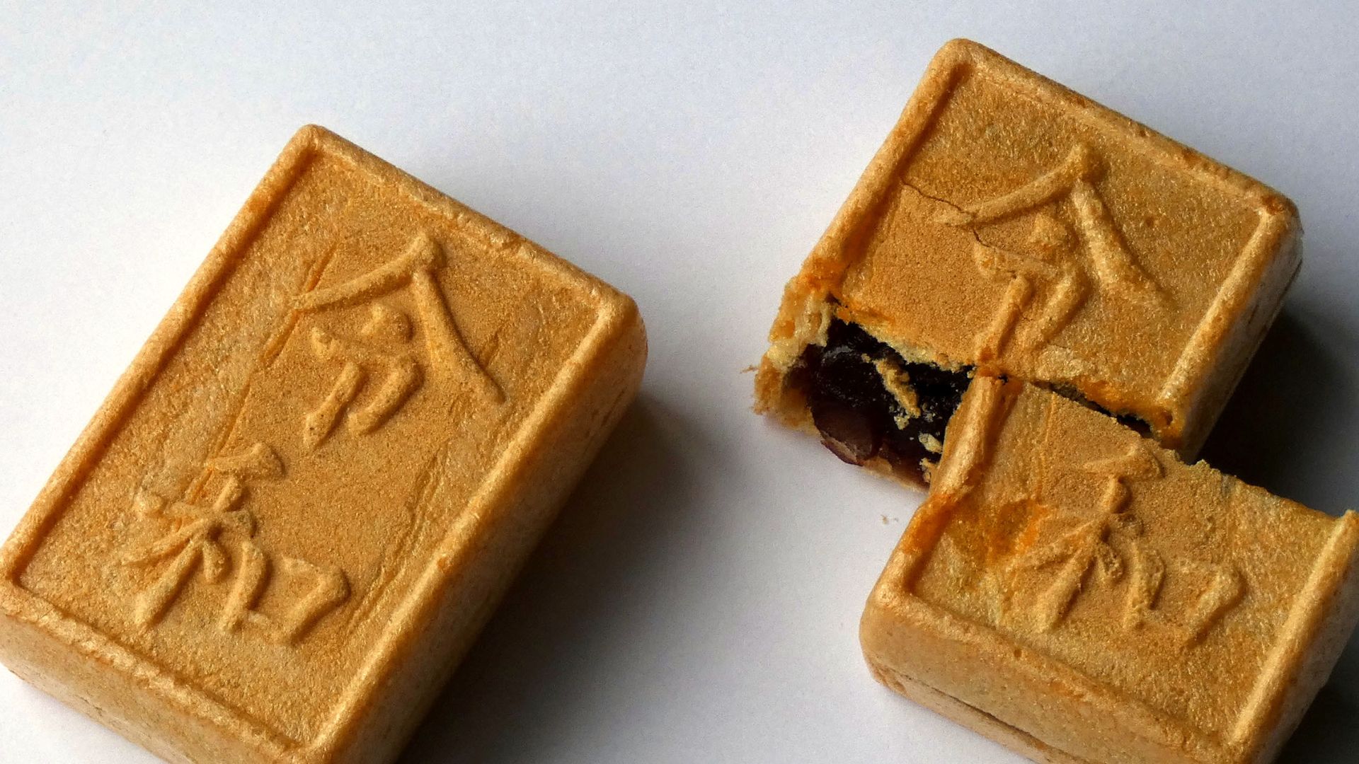 File:Reiwa monaka of Kinokuniya.jpg