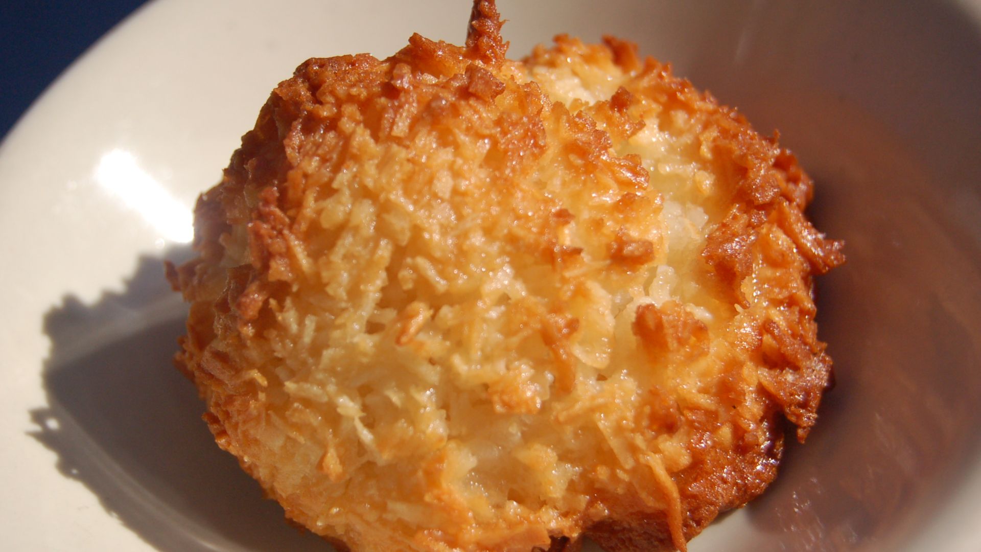 File:Sofra Coconut macaroon, October 2009.jpg