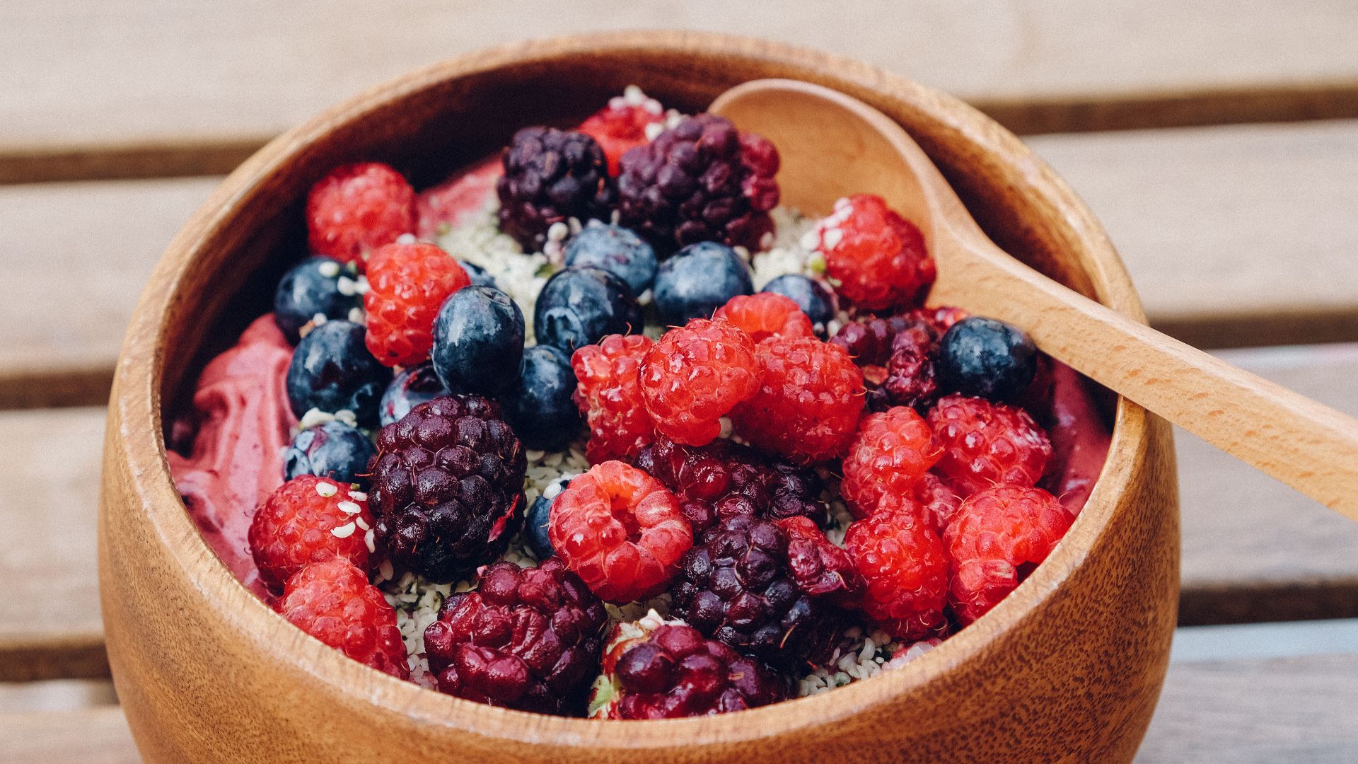 File:Berries Galore Acai Bowl (30276166867).jpg