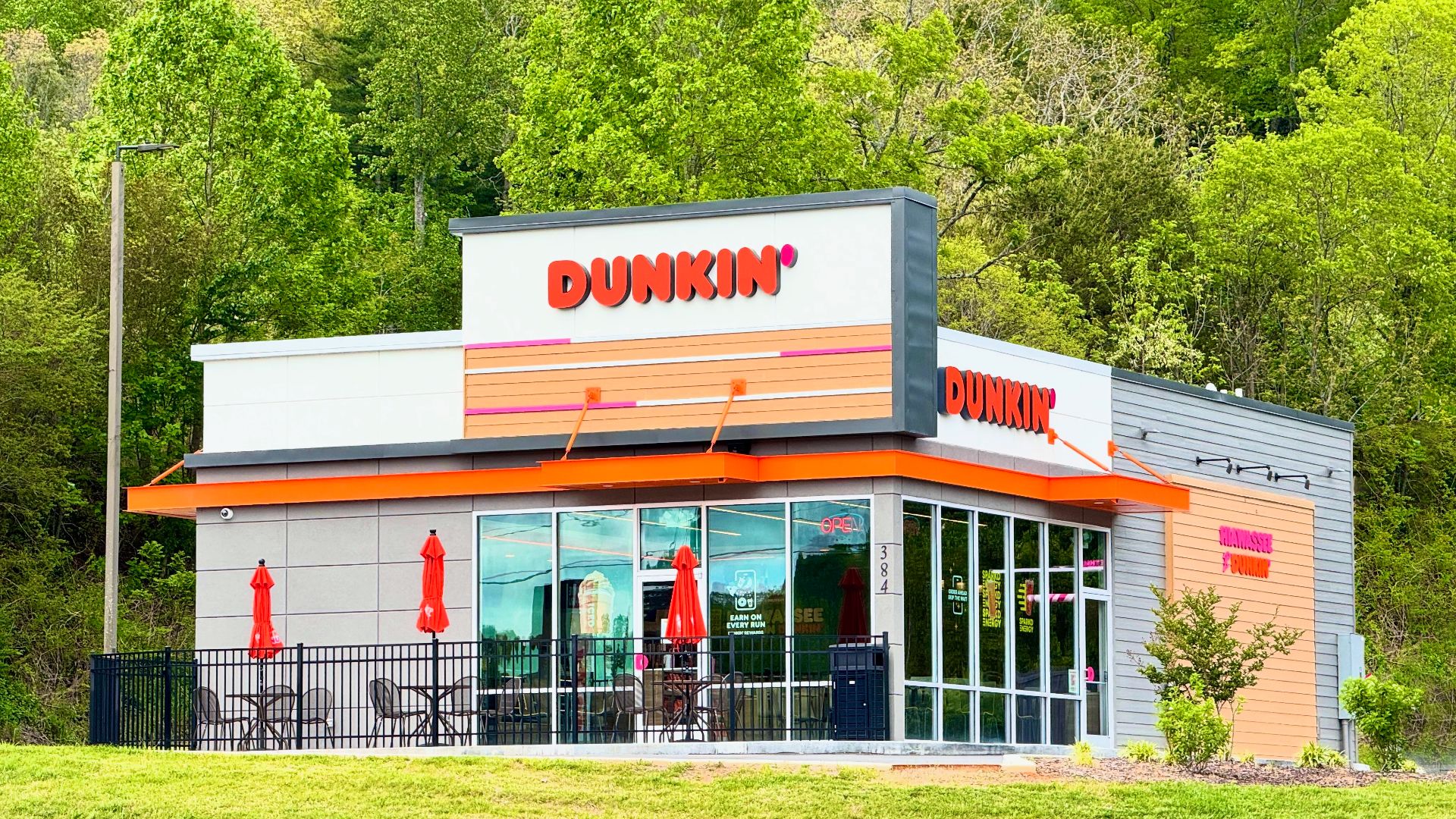 File:A Dunkin' Donuts restaurant in Hiawassee, Georgia, United States 01.jpg