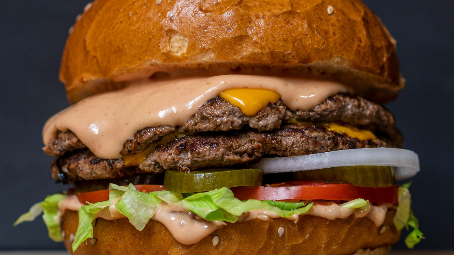 burger with lettuce and tomatoes