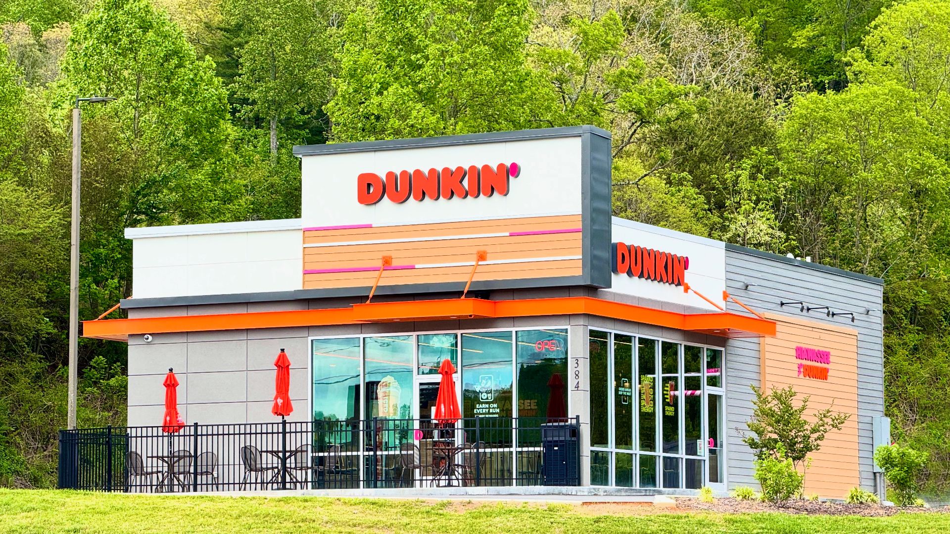 File:A Dunkin' Donuts restaurant in Hiawassee, Georgia, United States 01.jpg