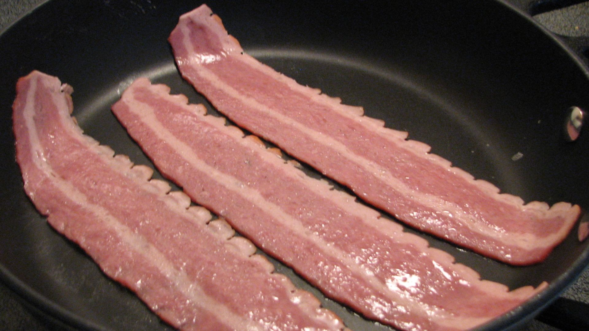 File:Turkey bacon cooking in skillet.jpg