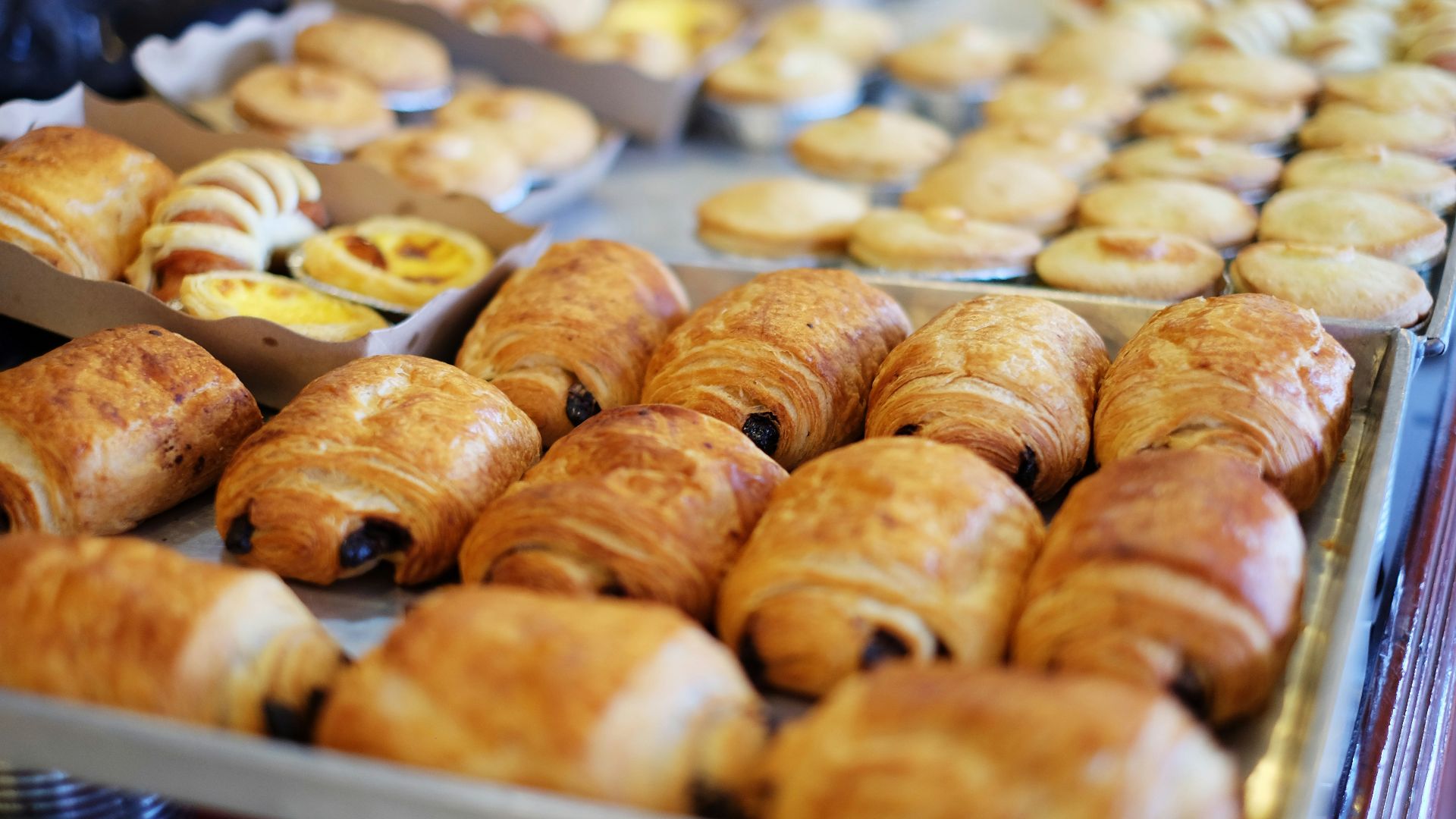 close up photography of baked treats on tray