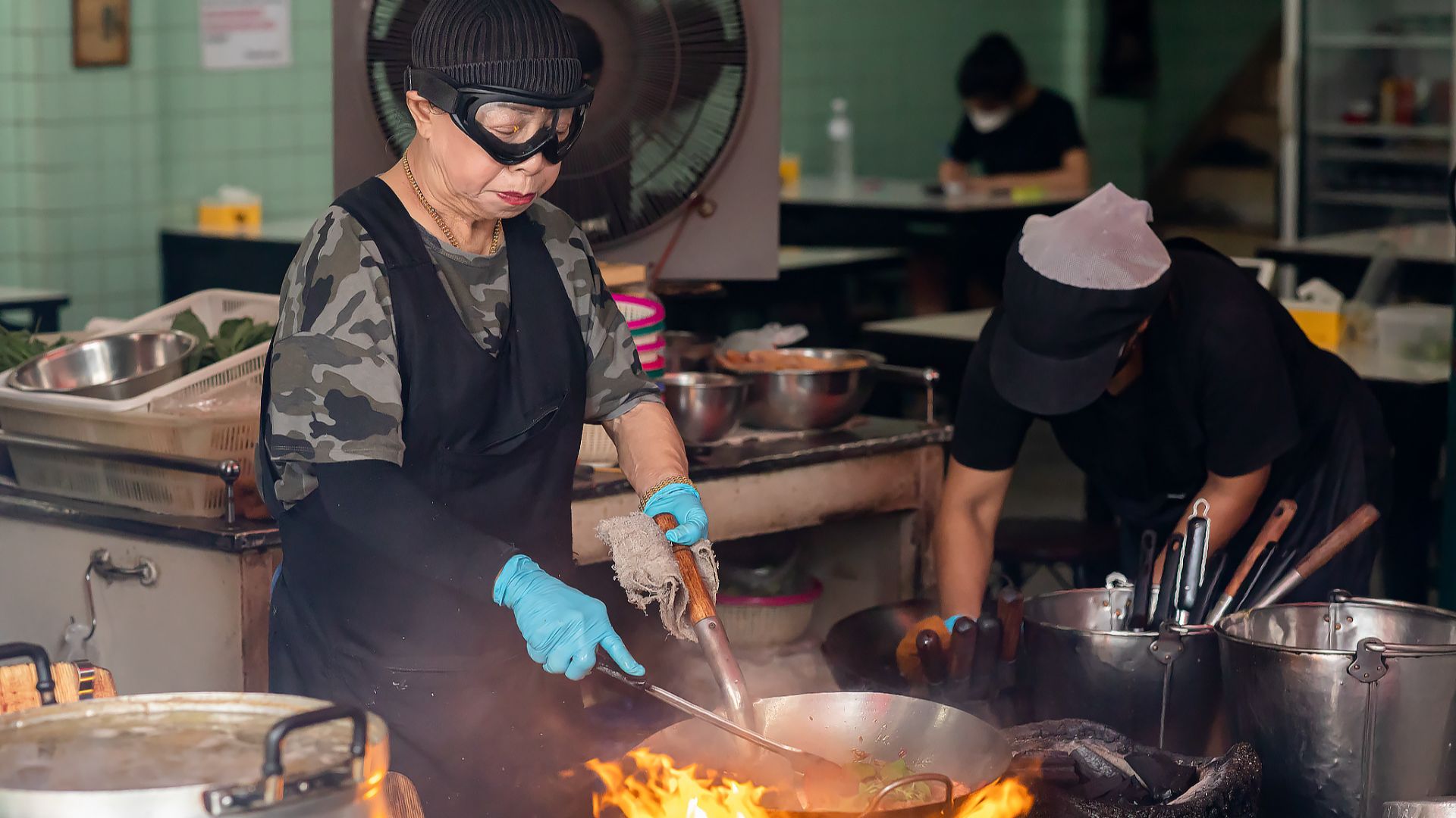 File:Bangkok street food - Jay Fai - 51444505872.jpg