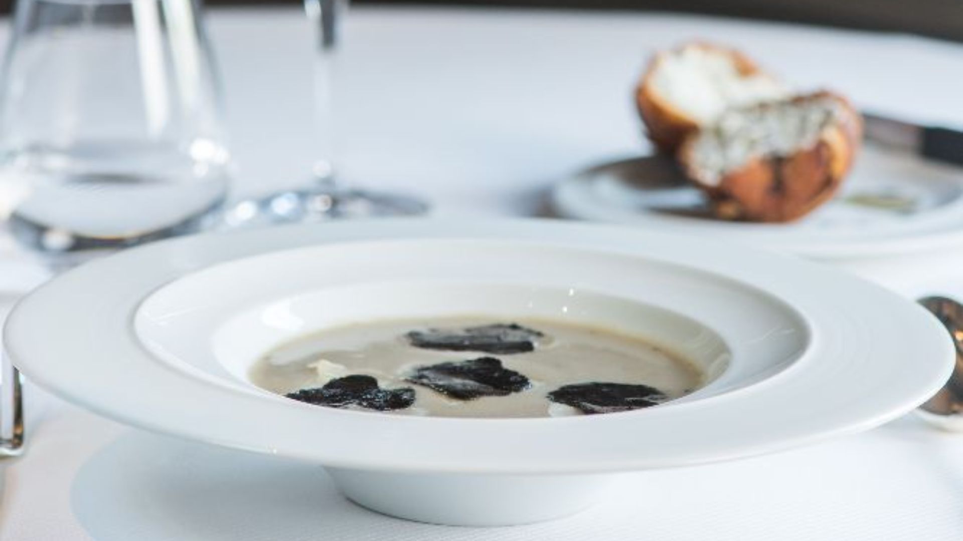 File:Soupe d'artichaut à la truffe noire, brioche feuilletée aux champignons et truffes.jpeg
