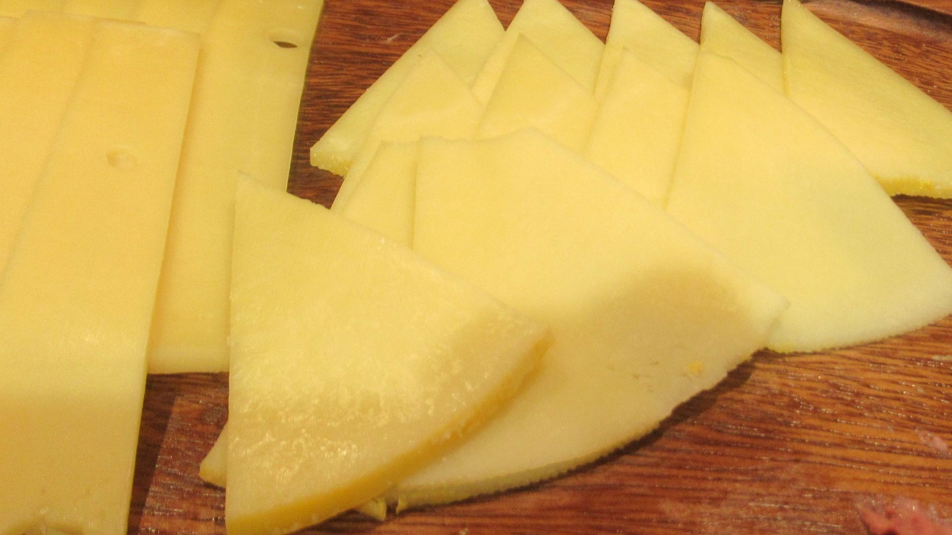 File:Gouda cheese slices.jpg
