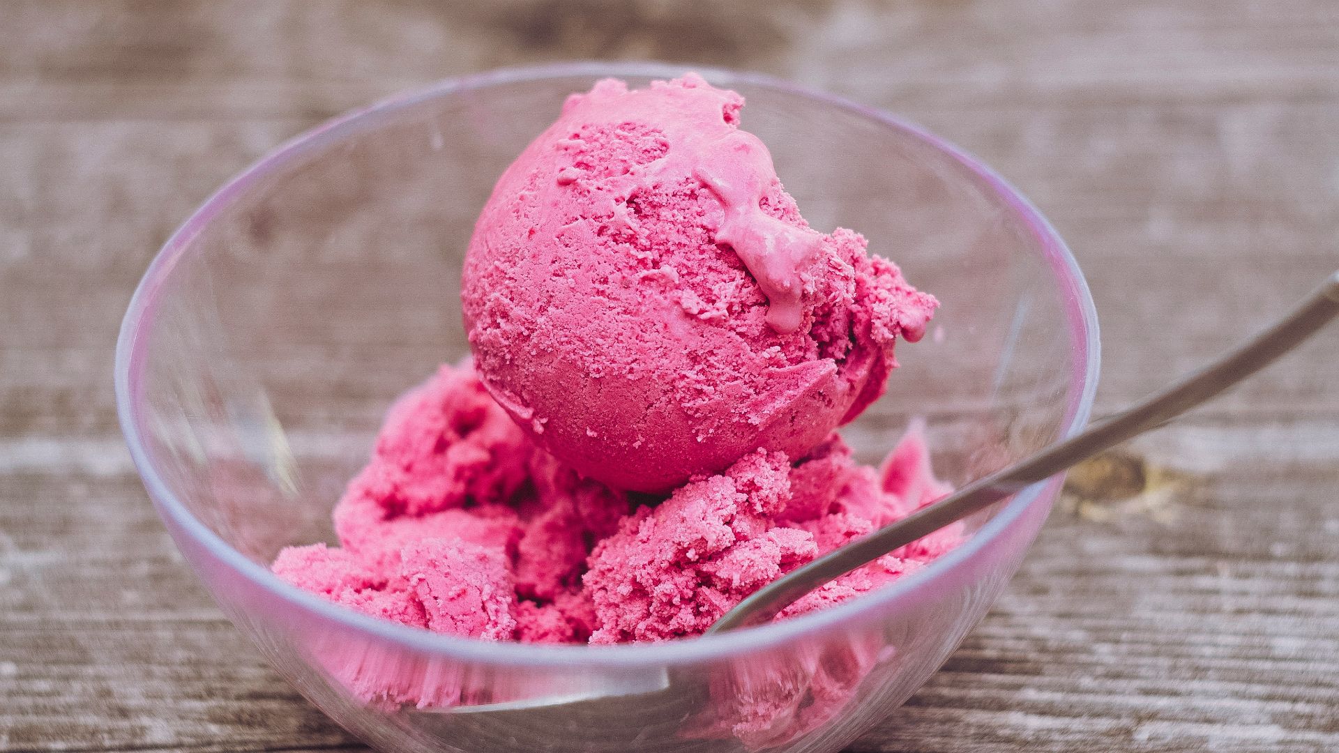 strawberry ice cream in clear glass bowl