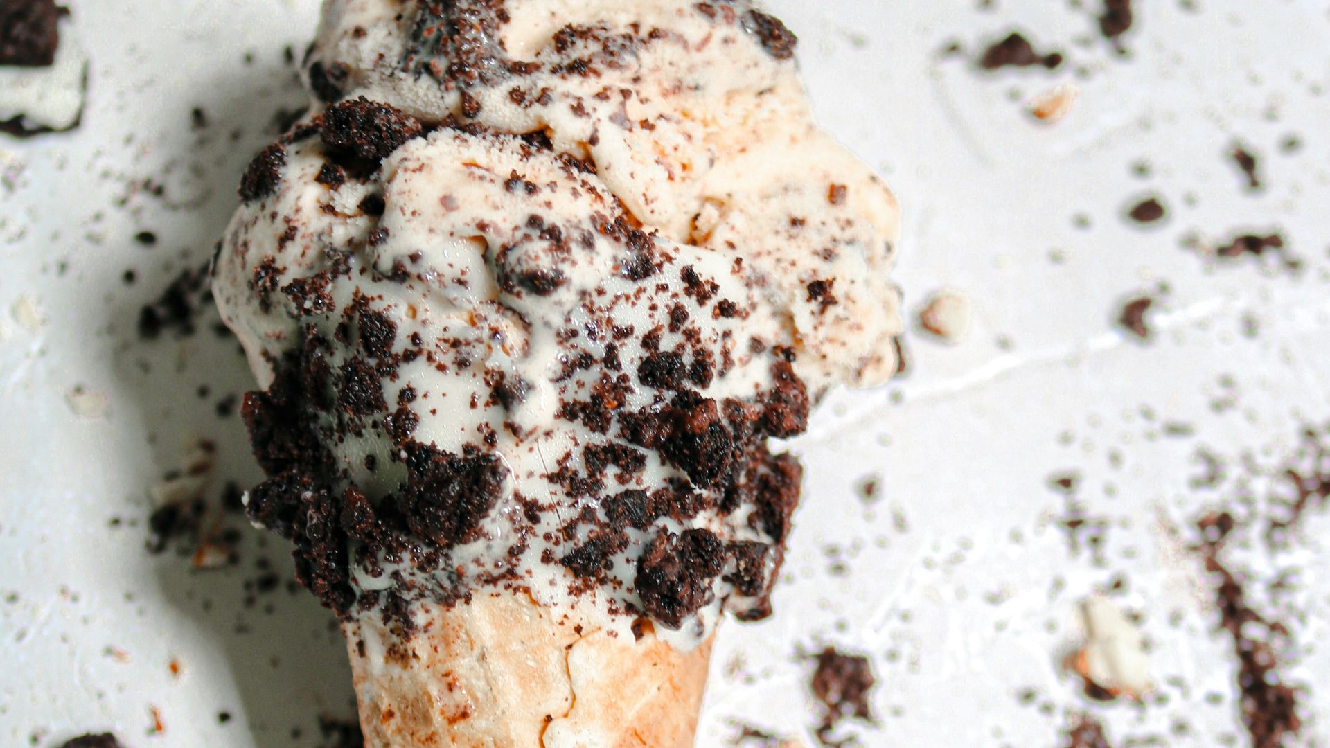 an ice cream sundae with oreo cookies on it