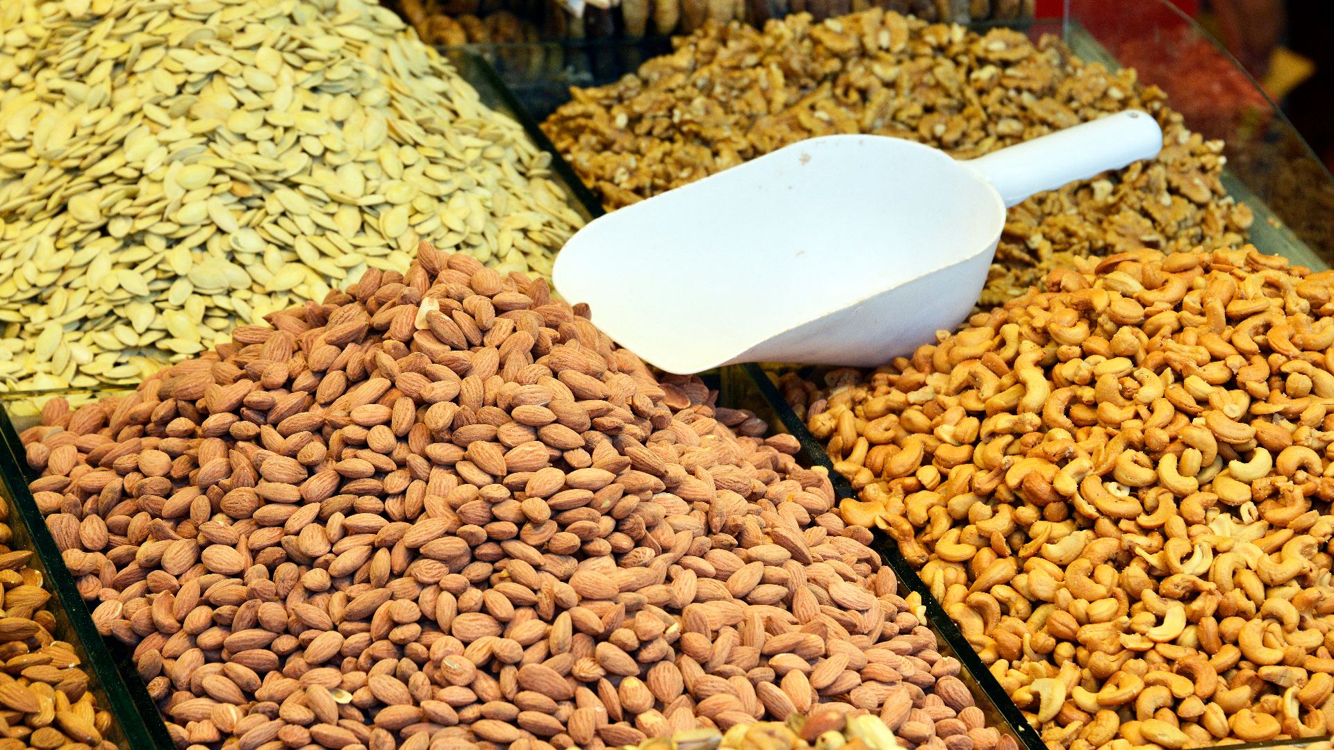 File:Nuts on Spice Bazaar in Istanbul 01.jpg