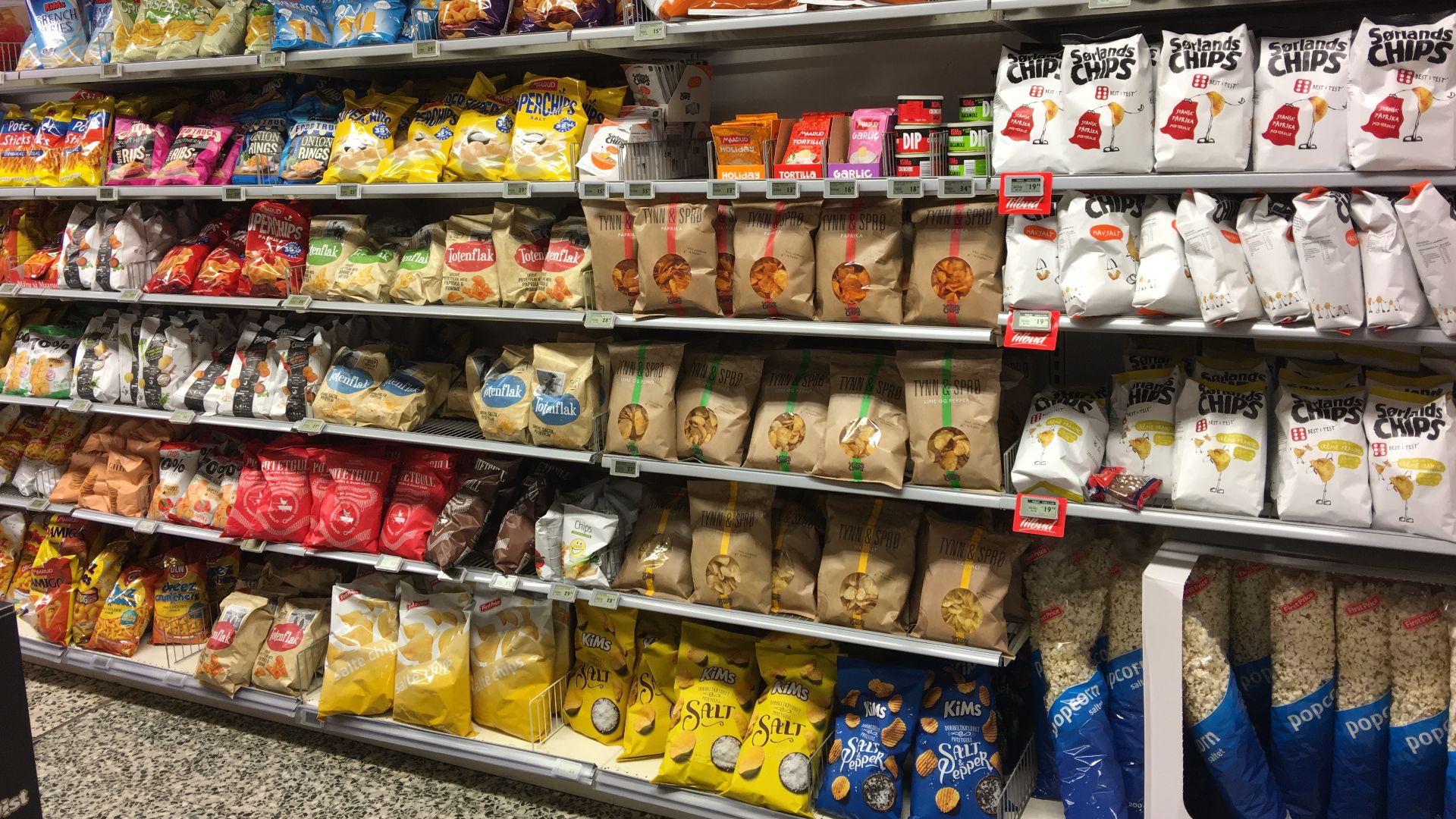 File:Aisle for snack food (chips, pop corn, etc.) in Spar Supermarket in Tjøme, Norway 2017-12-05 01.jpg