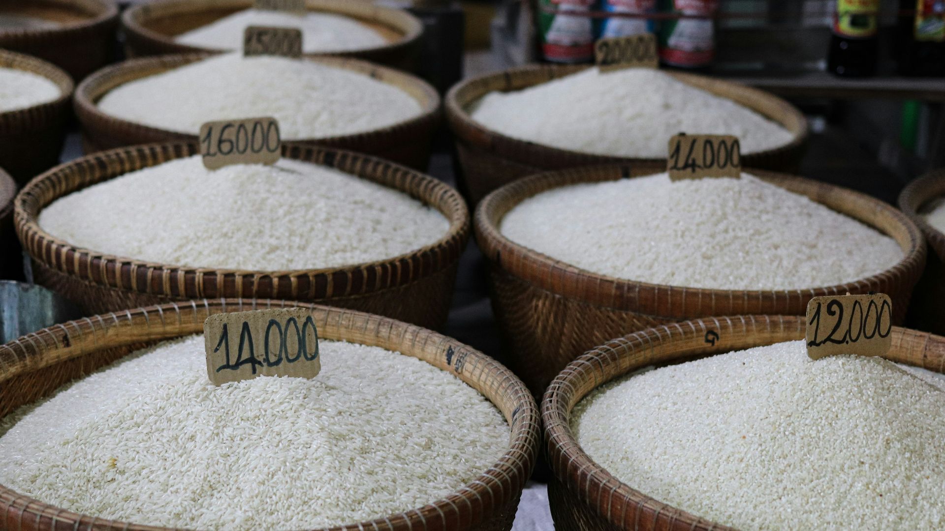 a bunch of baskets filled with white rice