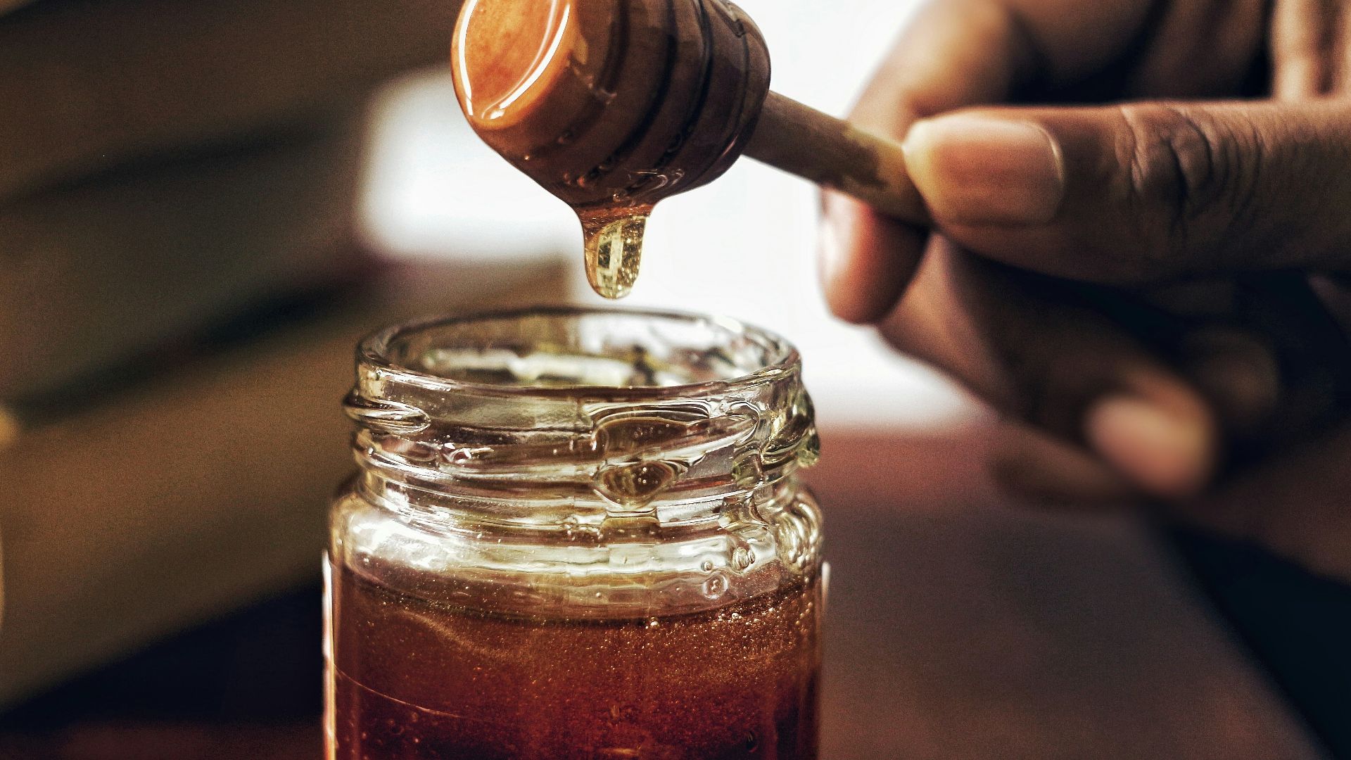 honey jar with honey comb