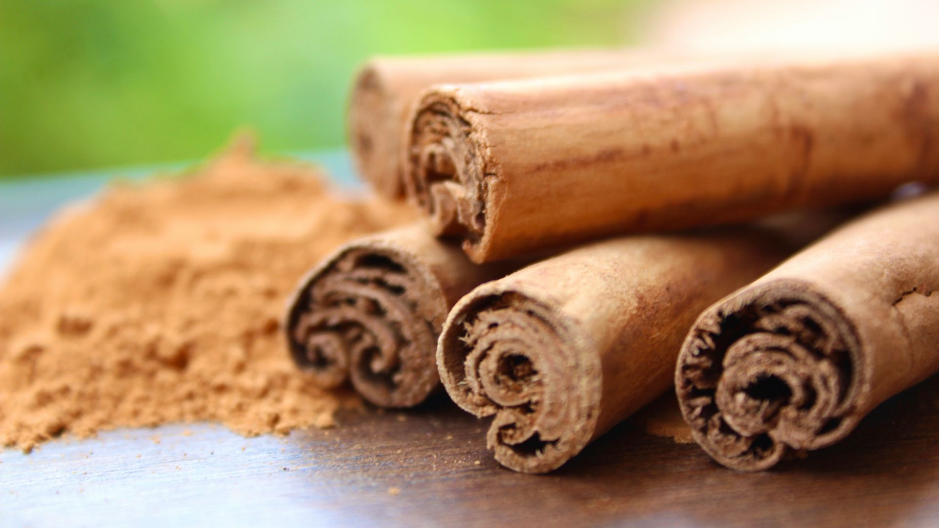 cinnamon sticks and cinnamon powder on a table
