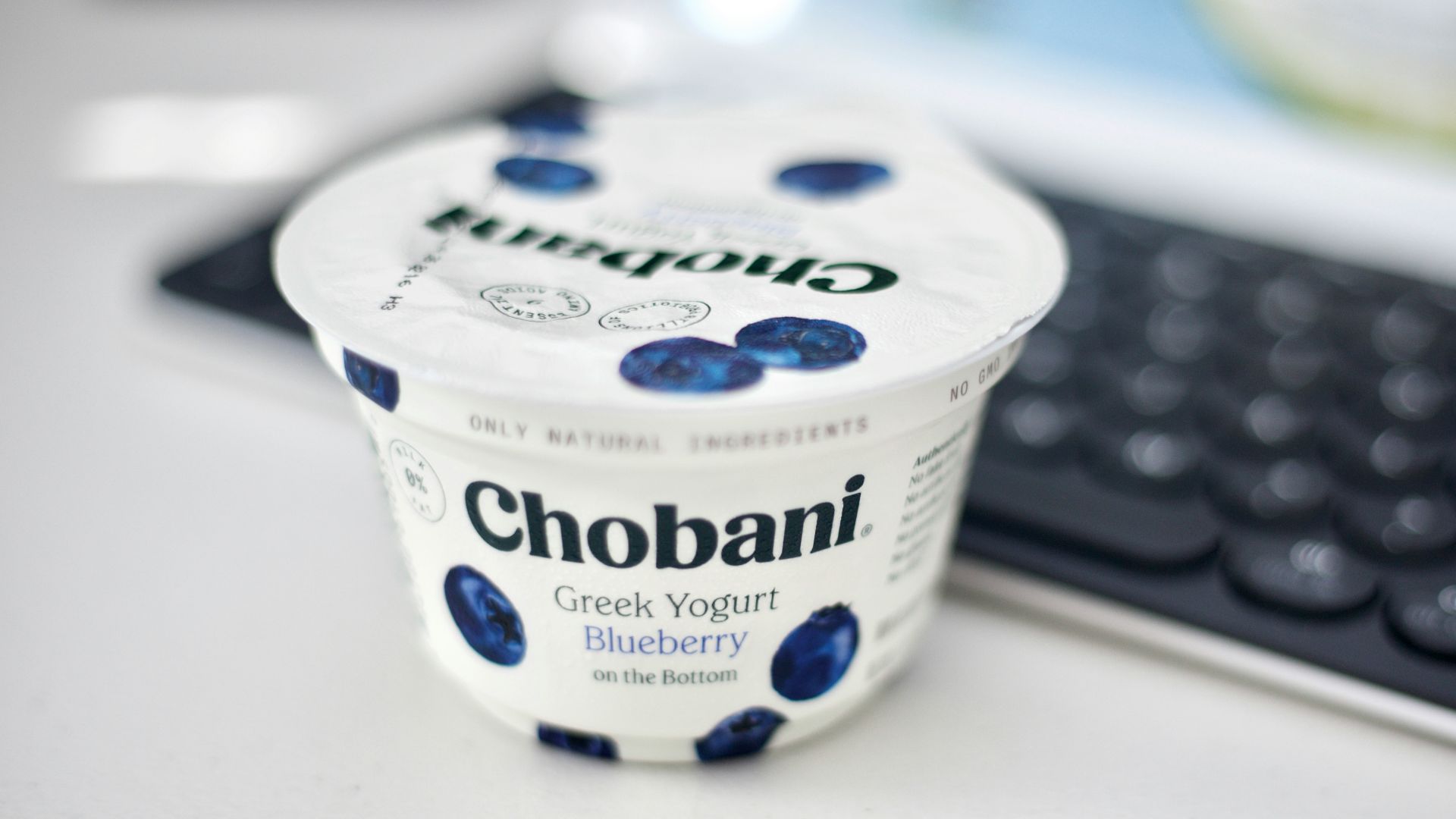 white and blue daisy sour cream