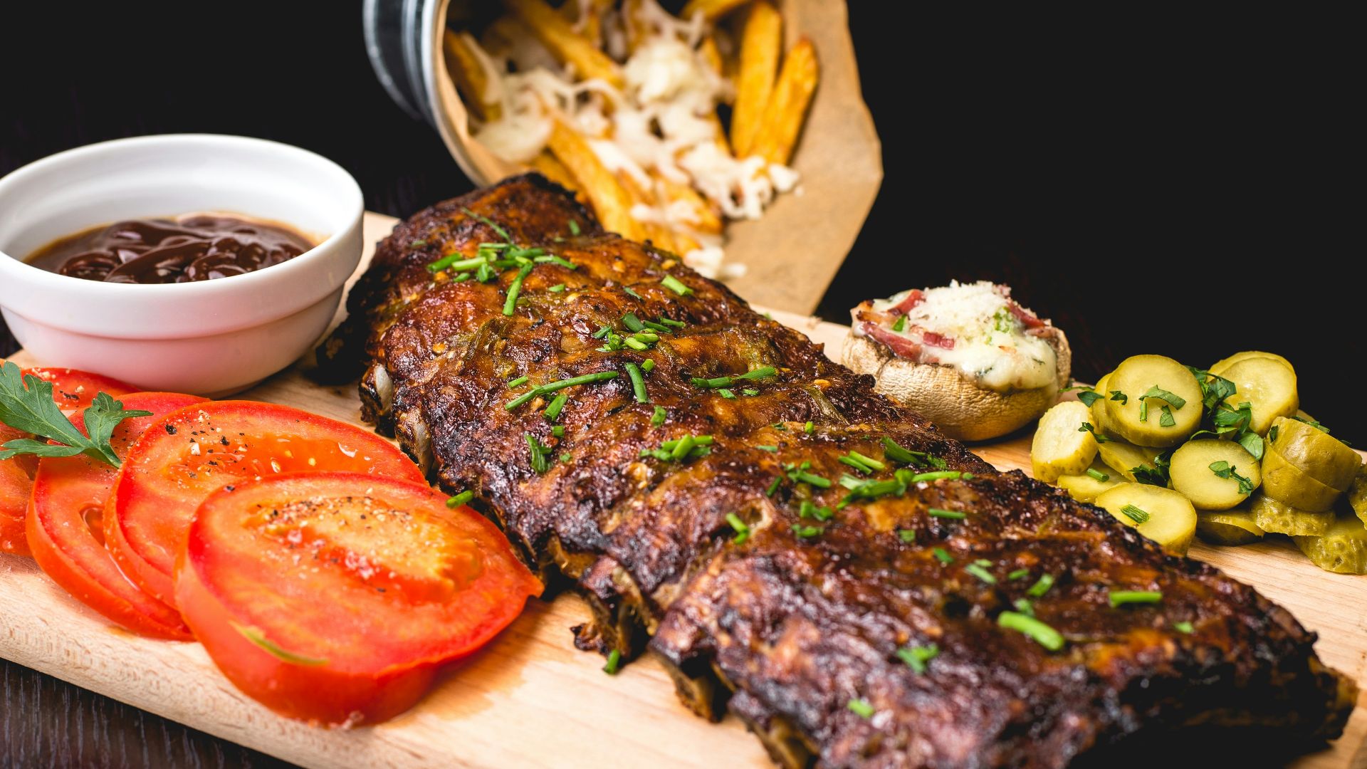 roasted ribs with sliced tomatoes and potatoes
