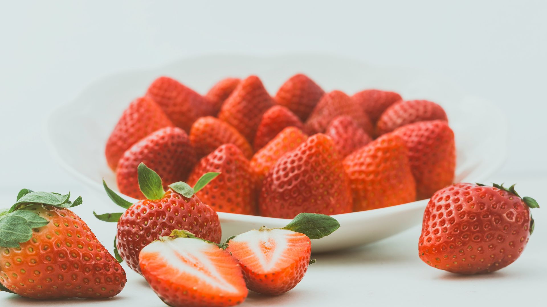 strawberries in round plate