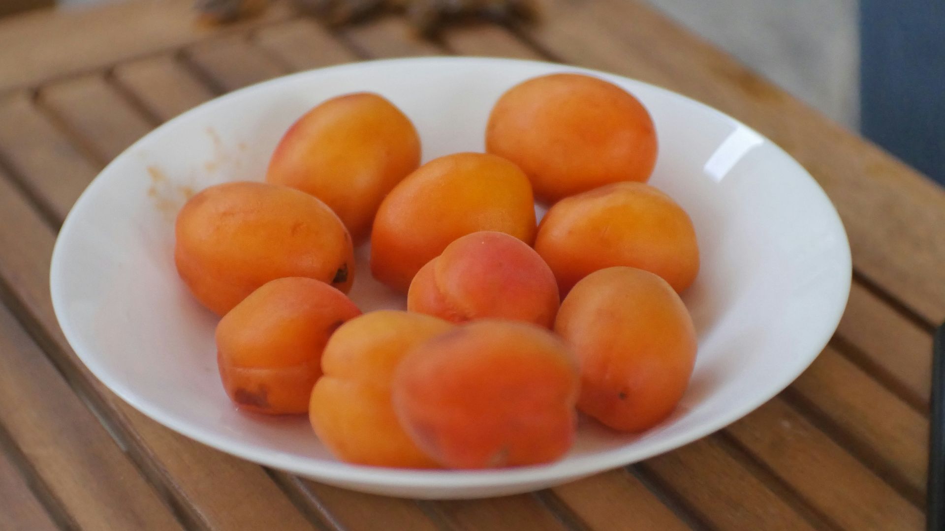 orange fruits on white ceramic bowl