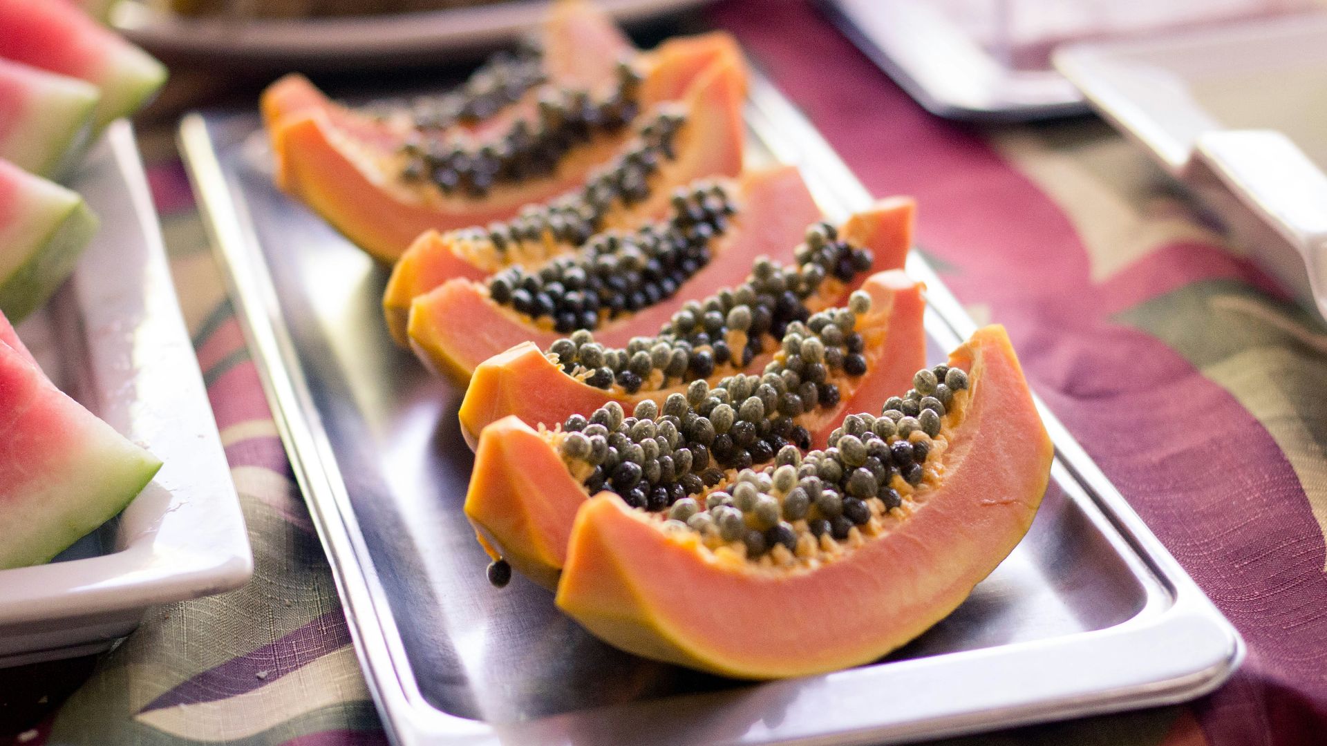 papaya fruits on focus photography