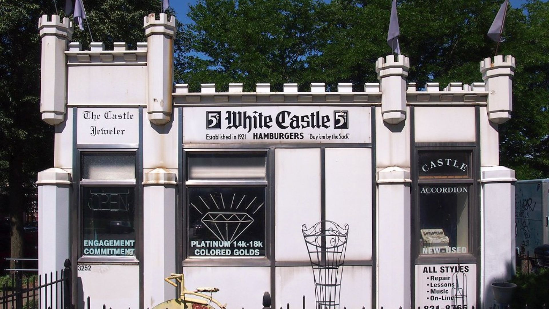 File:White Castle Building No. 8.jpg