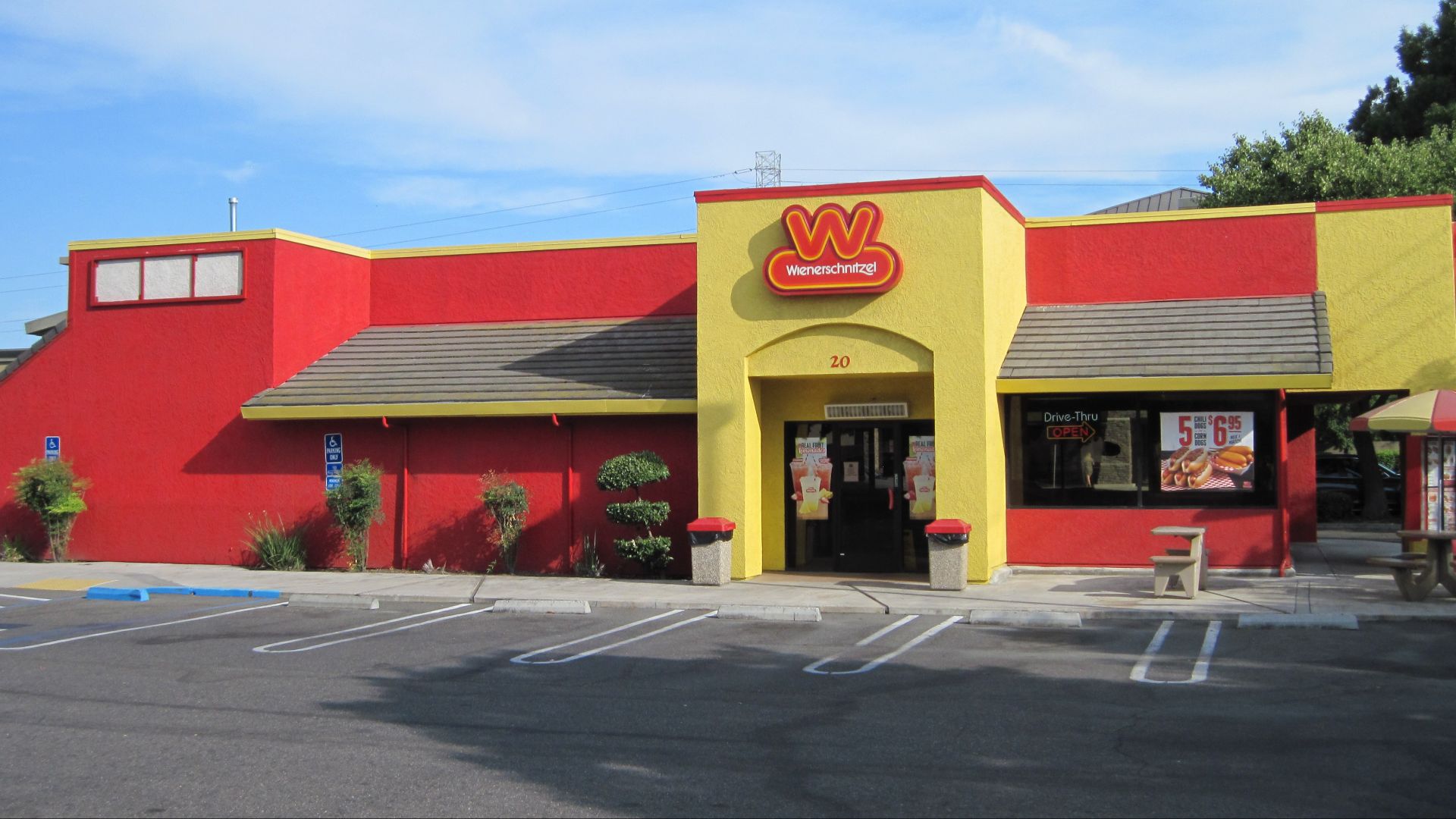 File:Wienerschnitzel Modesto, California.jpg