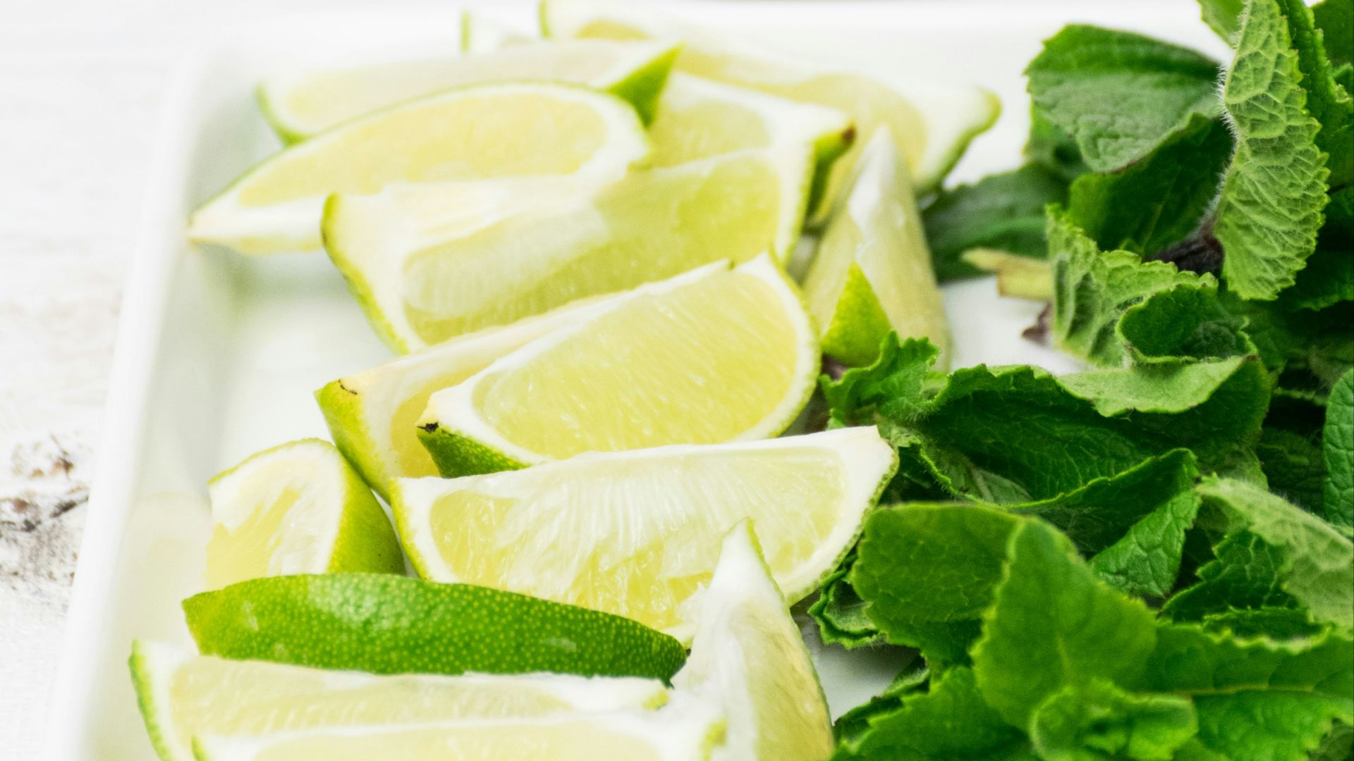 green leaf beside a lime close-up photography
