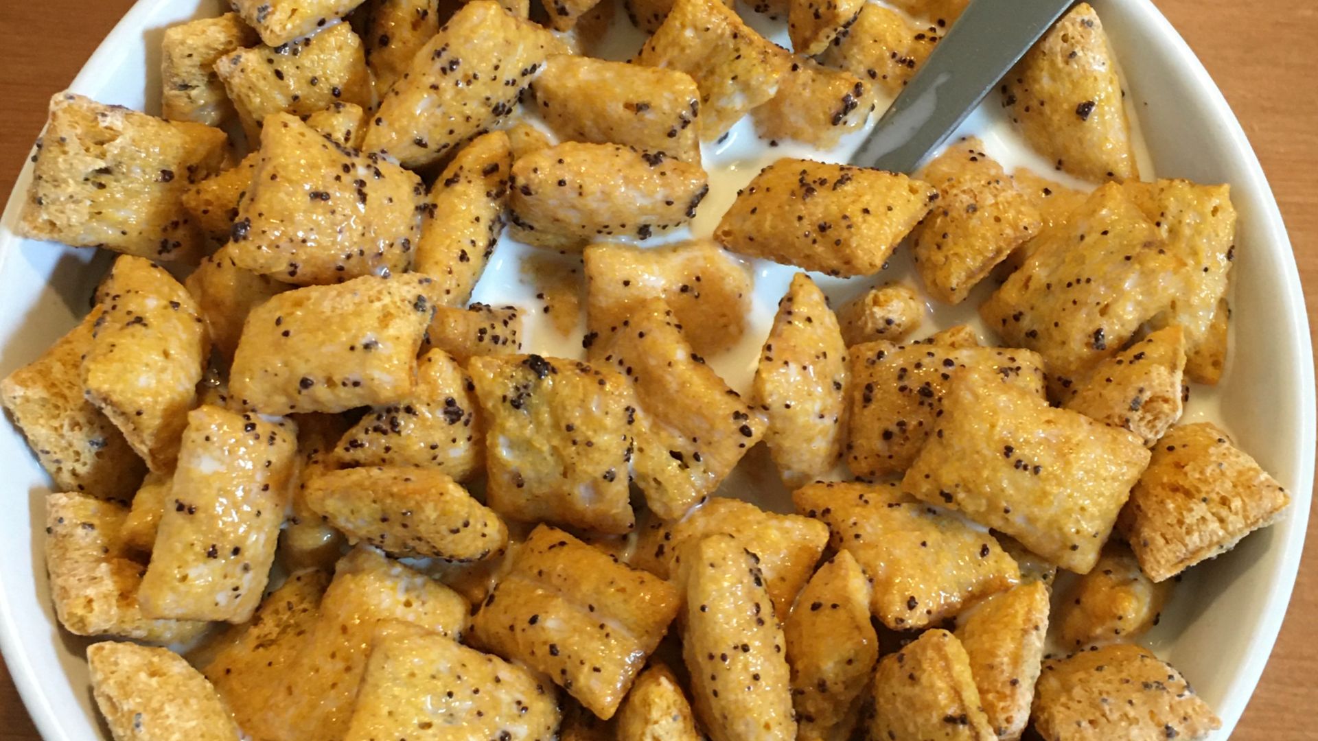 File:Kellogg's Krave – Crispy Cookie Dough Flavored Shell Outside, Smooth Chocolate Inside, with milk.jpg