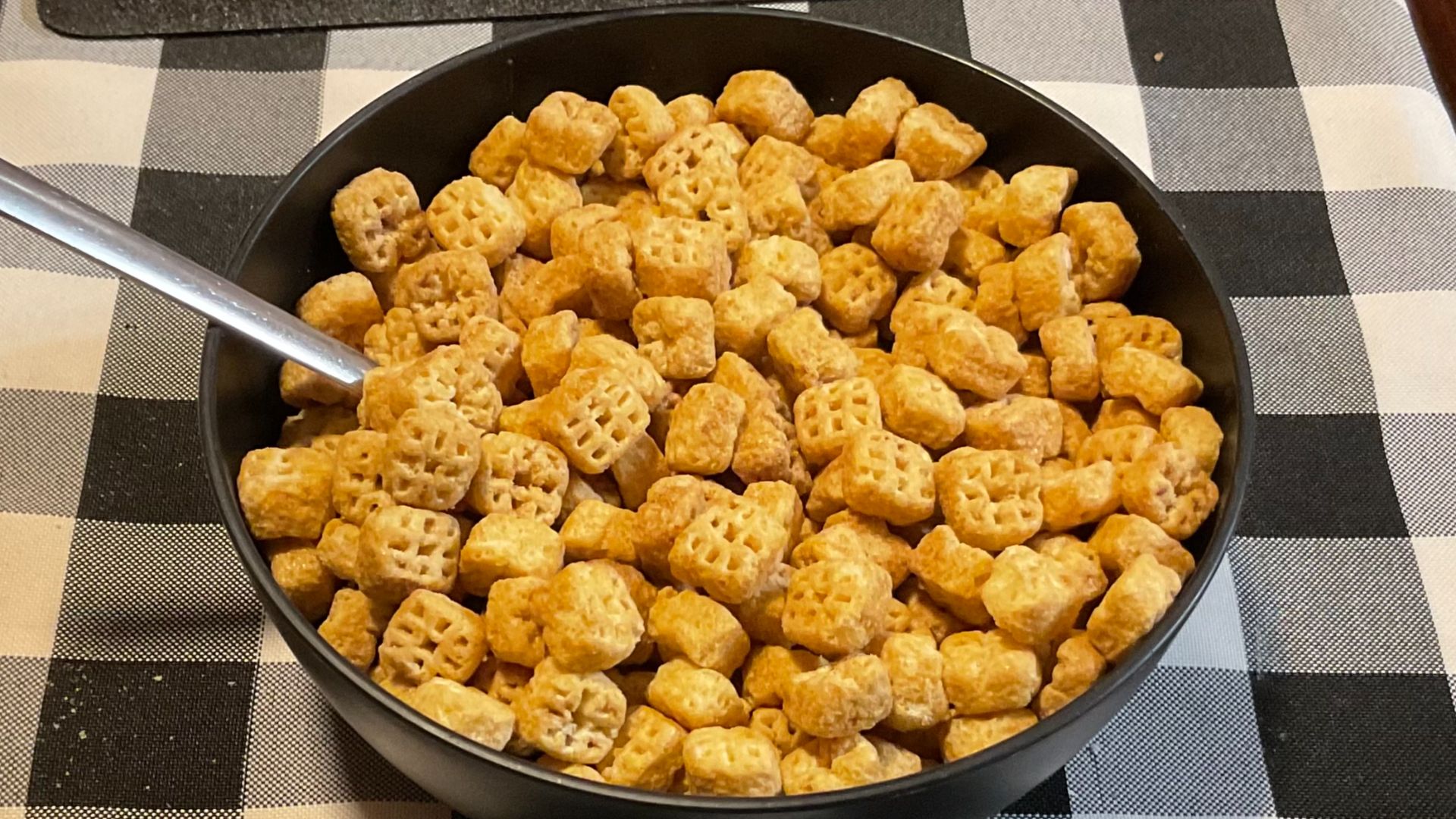 File:Waffle Crisp in a bowl with a spoon 2.jpg