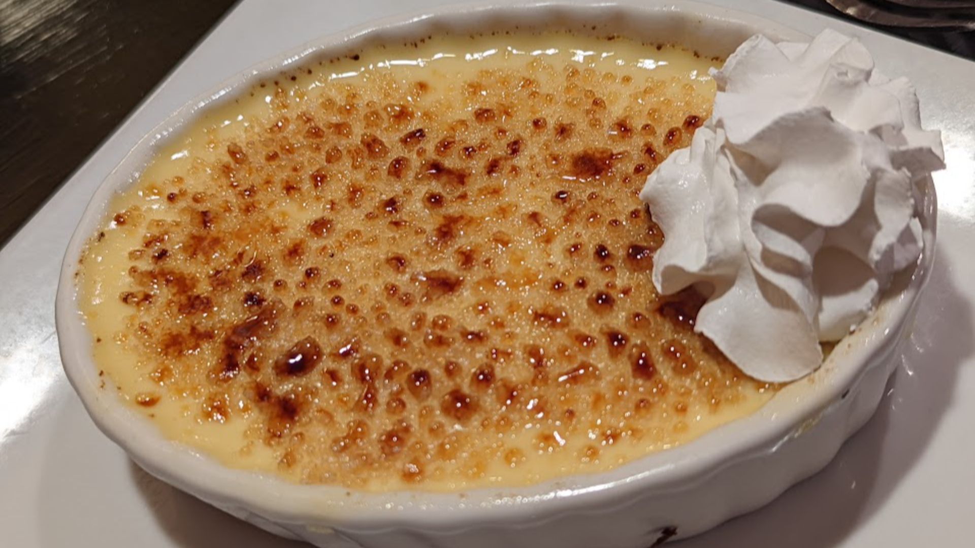 File:Crème brûlée w. whipped cream.jpg
