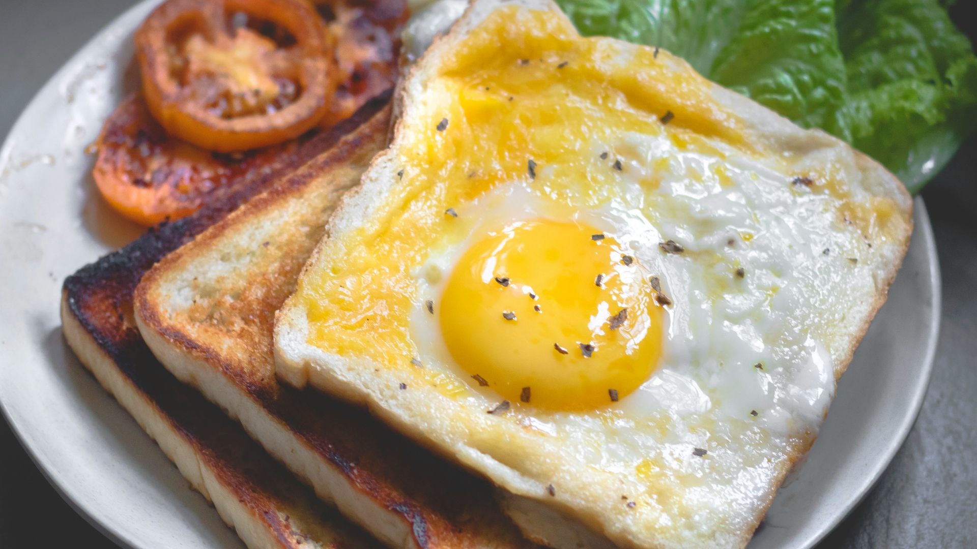 toasted bread with fried egg and tomato