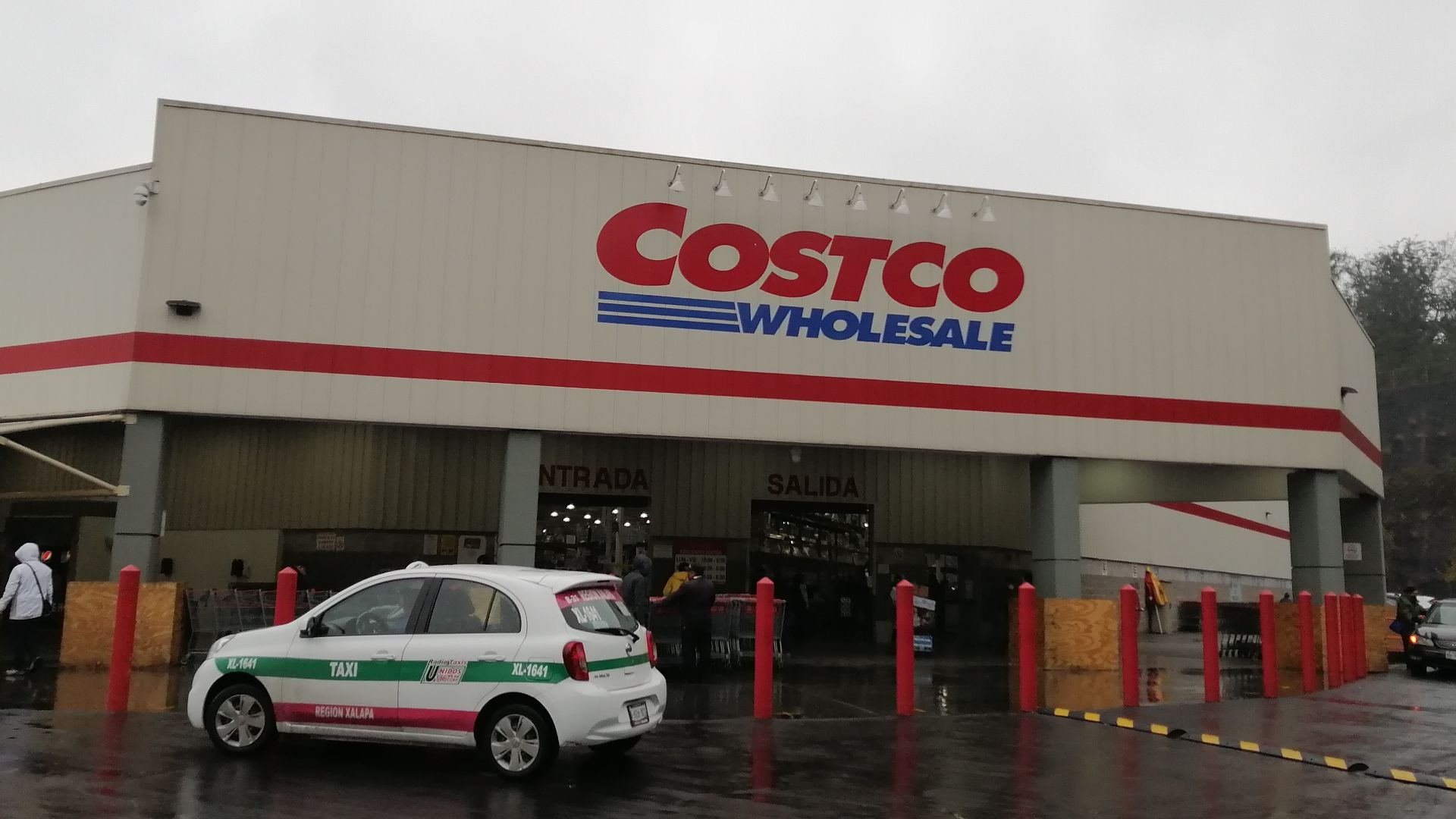 File:Entrada y letrero de Costco en Xalapa.jpg