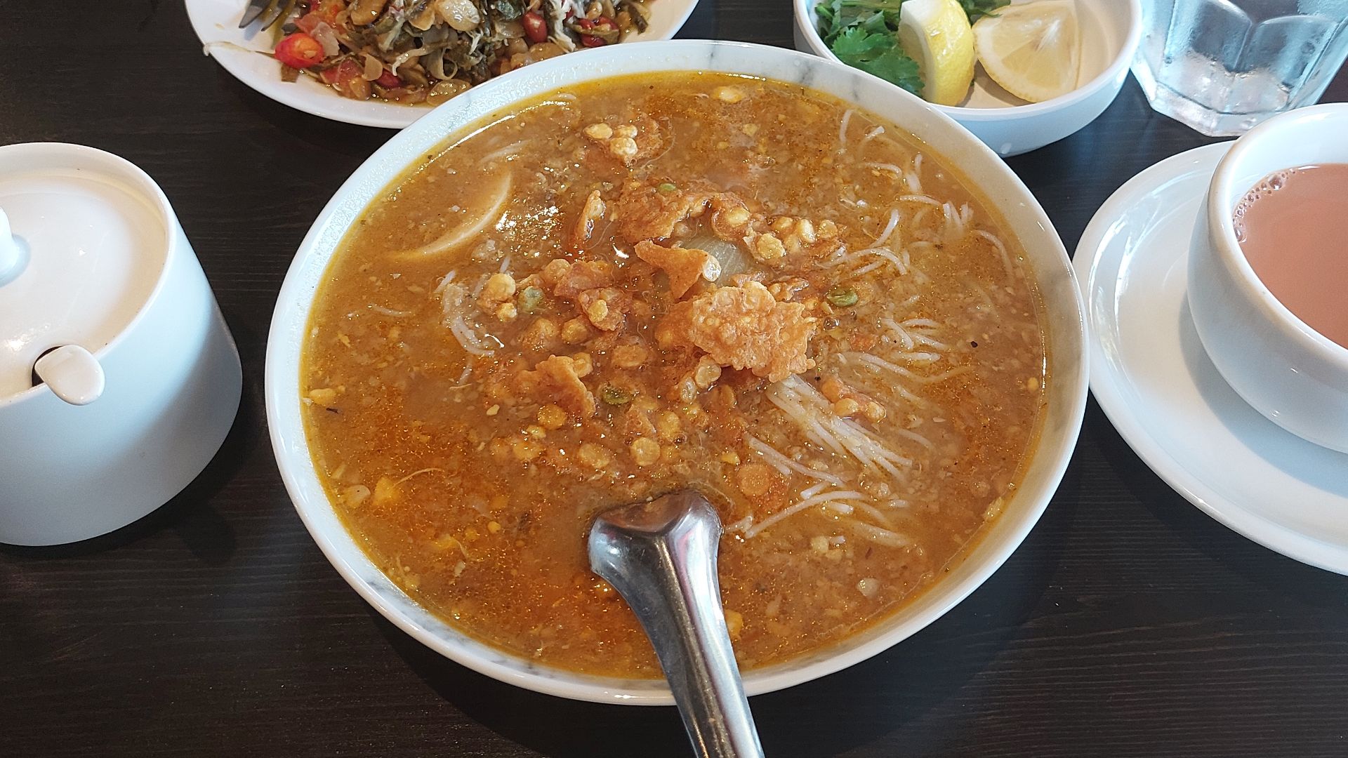 File:Mohinga soup and tea leaf salad A Nyar Tar.jpg