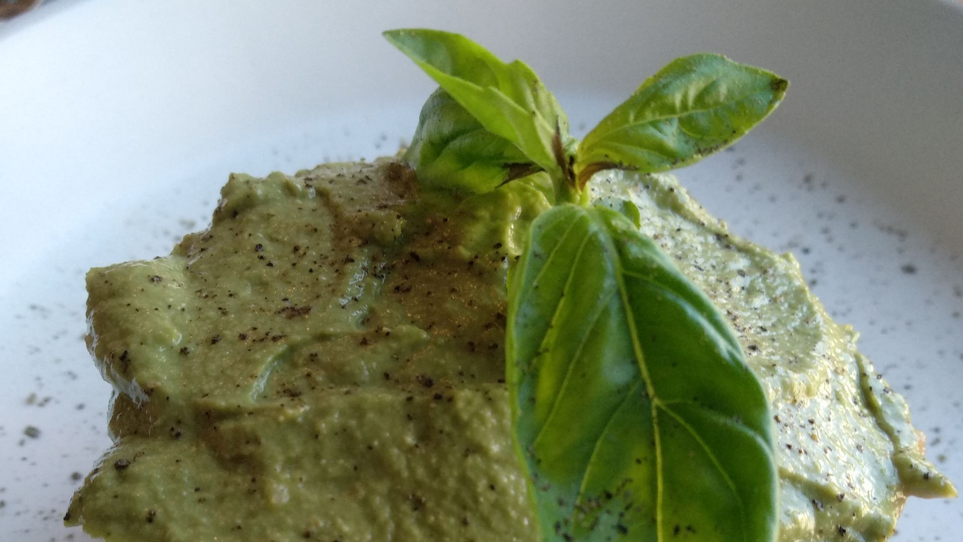 File:Utilizzo alternativo del pesto alla genovese.jpg