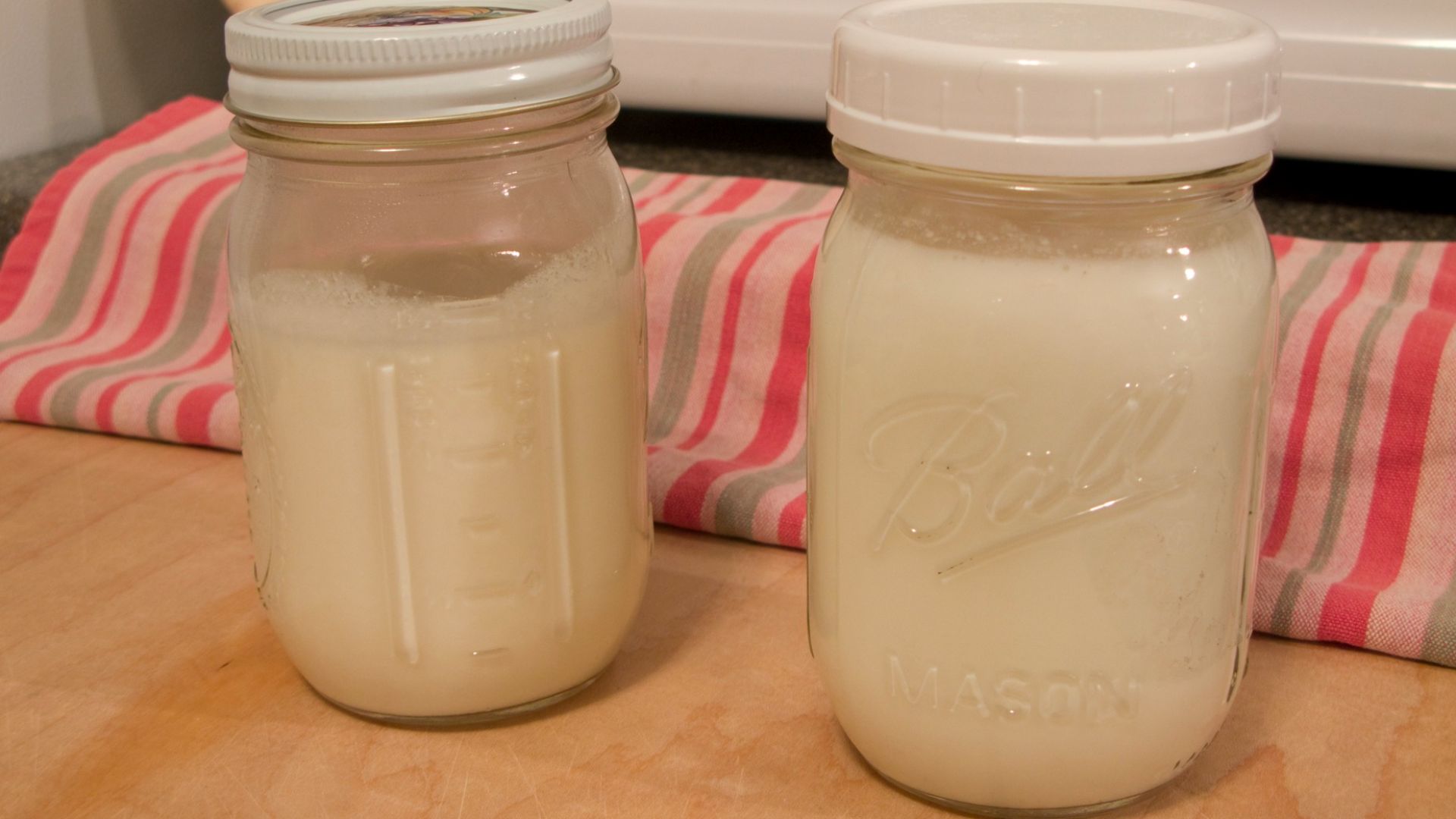 File:Llet i quefir reposant en un pot de vidre tancat hermèticament.jpg