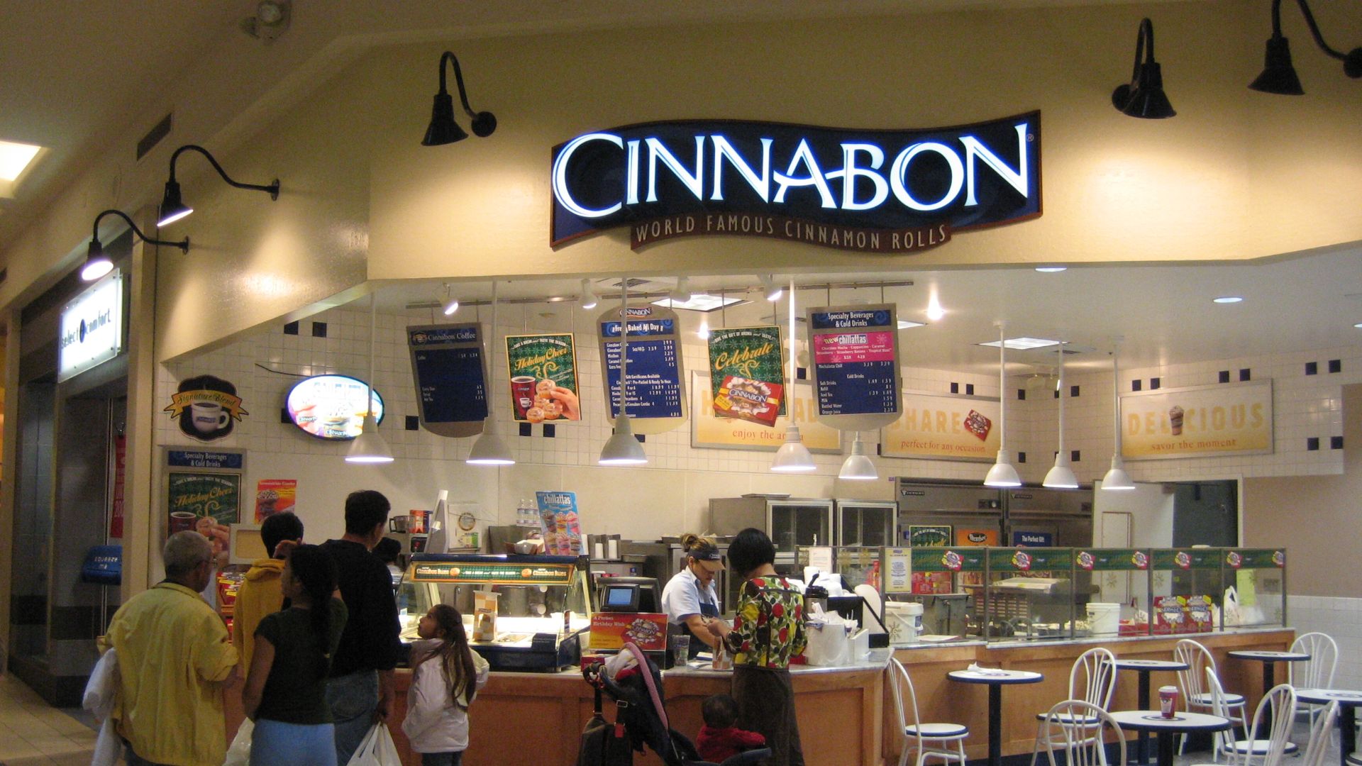 File:Cinnabon in 2005.jpg