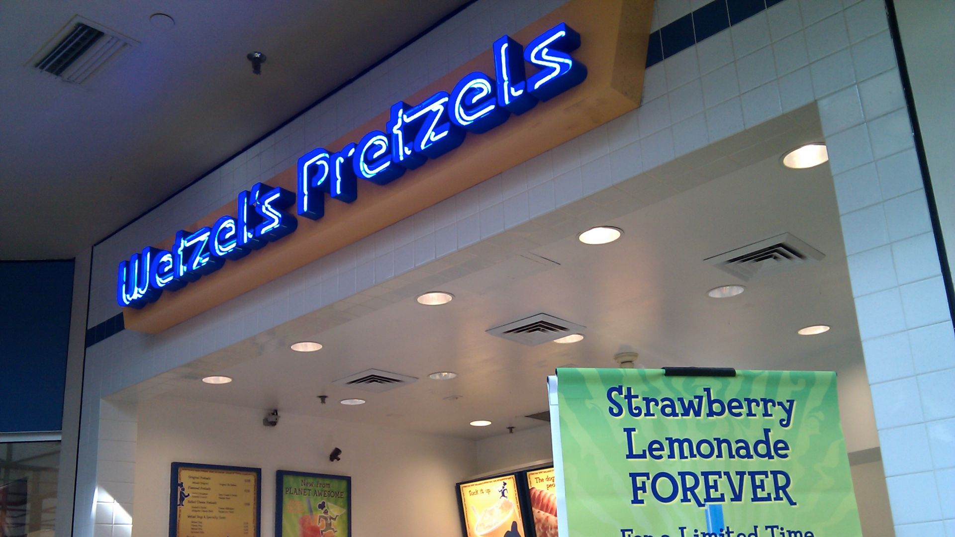 File:Wetzels Pretzels (Lloyd Center).jpg