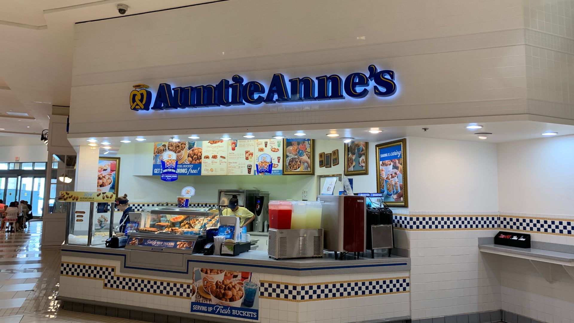 File:Auntie Anne’s Pretzels Aventura Mall (40265134673).jpg