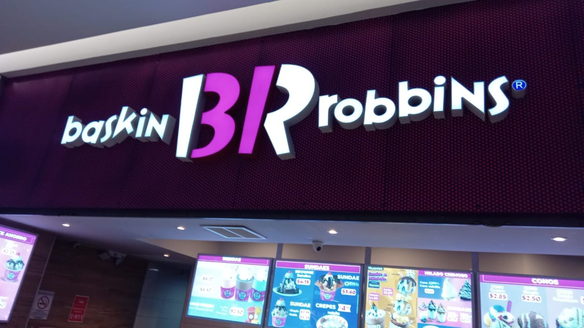 File:Baskin Robbins 31 WORLD FAMOUS - a store in a cool place ' Quito Ecuador 2022.jpg