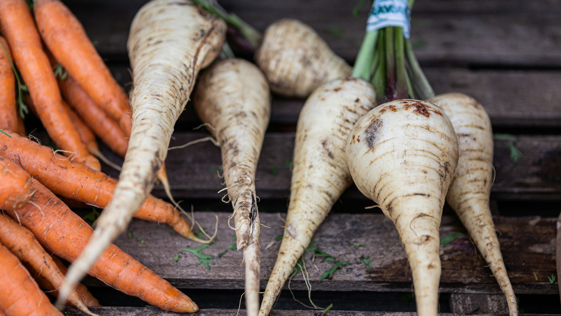 a group of carrots sitting on top of a wooden table
